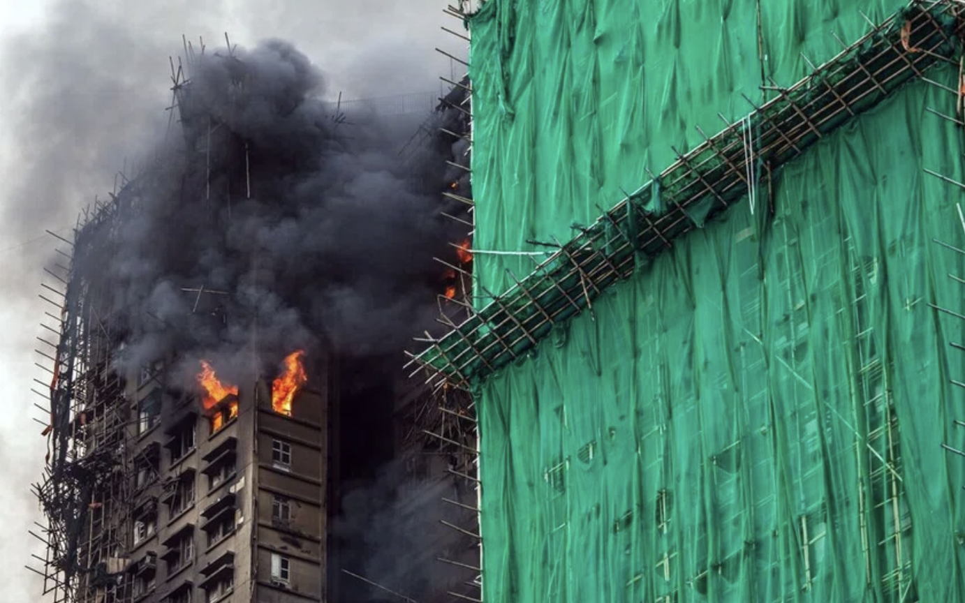 Hong Kong tưởng niệm nạn nhân, gấp rút hỗ trợ cư dân mất trắng tài sản trong vụ cháy- Ảnh 4. Vụ cháy chung cư tại Hong Kong: Nhân chứng khẳng định không có chuông báo