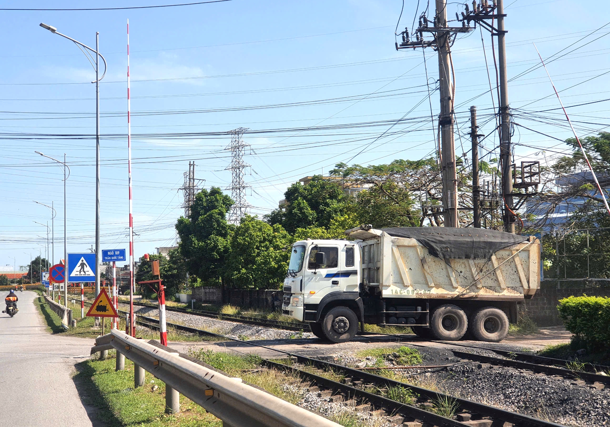 Quảng Ninh x&oacute;a h&agrave;ng chục lối đi tự mở, siết chặt h&agrave;nh lang an to&agrave;n giao th&ocirc;ng đường sắt- Ảnh 2.