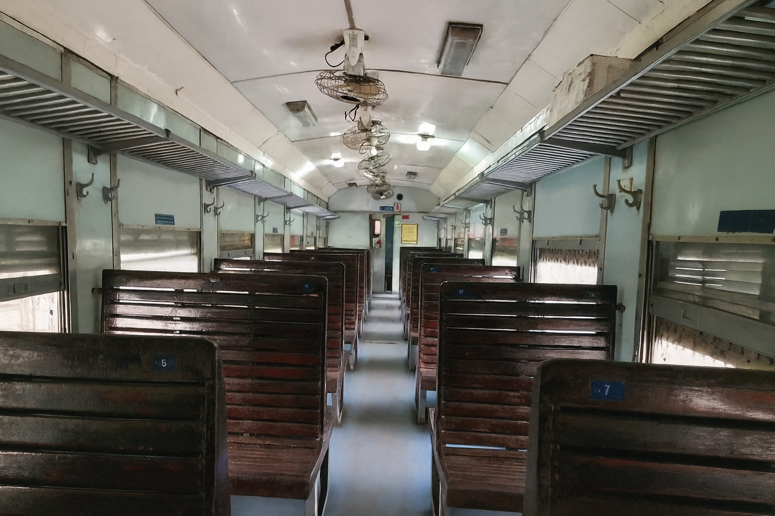 Chuẩn h&oacute;a ti&ecirc;u chuẩn ghế cứng, ghế mềm theo Th&ocirc;ng tư 33 để quản l&yacute; gi&aacute; v&eacute; đường sắt- Ảnh 1.