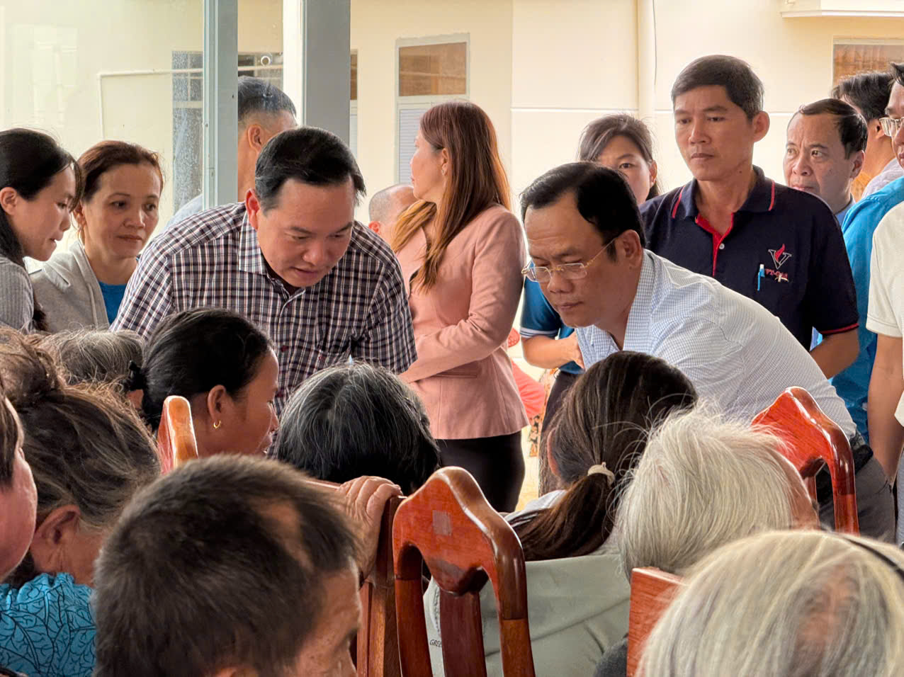 Tổng c&ocirc;ng ty HUD ủng hộ 2.000 phần qu&agrave; cho người d&acirc;n Kh&aacute;nh H&ograve;a ảnh hưởng mưa lũ- Ảnh 5.