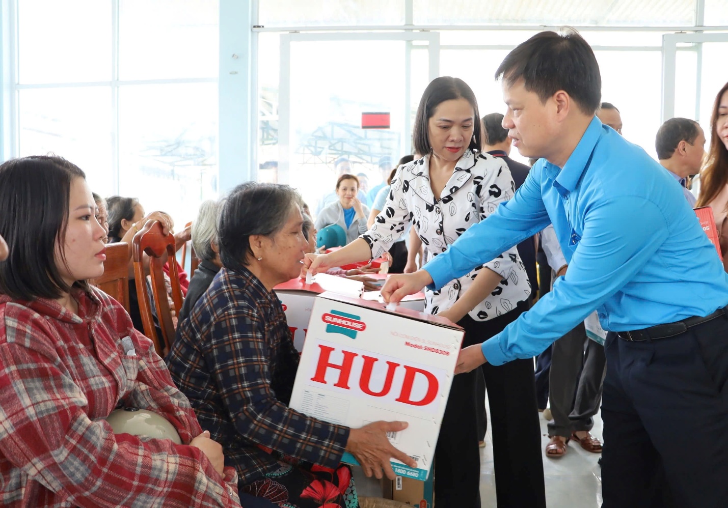 Tổng c&ocirc;ng ty HUD ủng hộ 2.000 phần qu&agrave; cho người d&acirc;n Kh&aacute;nh H&ograve;a ảnh hưởng mưa lũ- Ảnh 6.