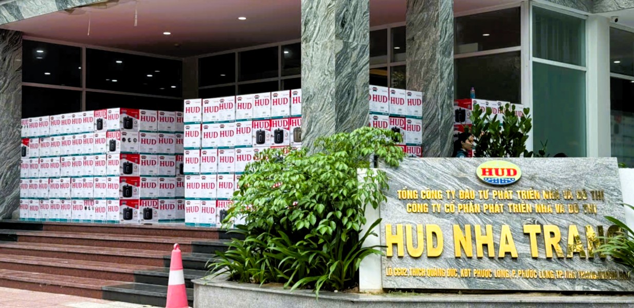 Tổng c&ocirc;ng ty HUD ủng hộ 2.000 phần qu&agrave; cho người d&acirc;n Kh&aacute;nh H&ograve;a ảnh hưởng mưa lũ- Ảnh 7.