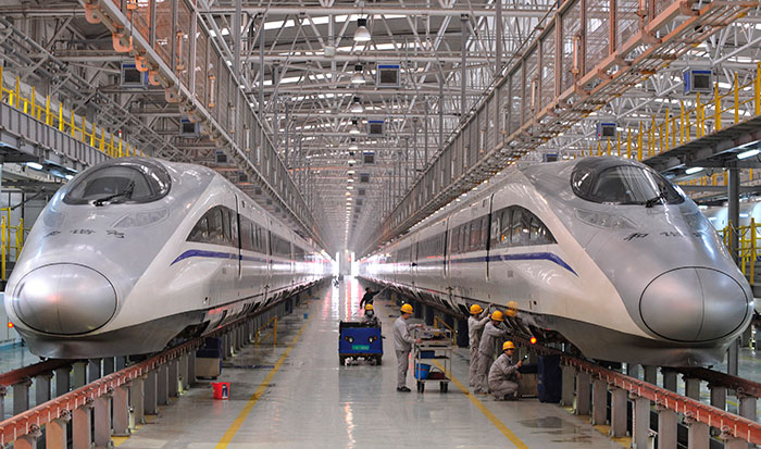 Luật Đường sắt 2025 đ&atilde; c&oacute; quy định nhằm r&agrave;ng buộc nh&agrave; thầu nước ngo&agrave;i thực hiện chuyển giao c&ocirc;ng nghệ, đ&agrave;o tạo nguồn nh&acirc;n lực cho đối t&aacute;c Việt Nam.