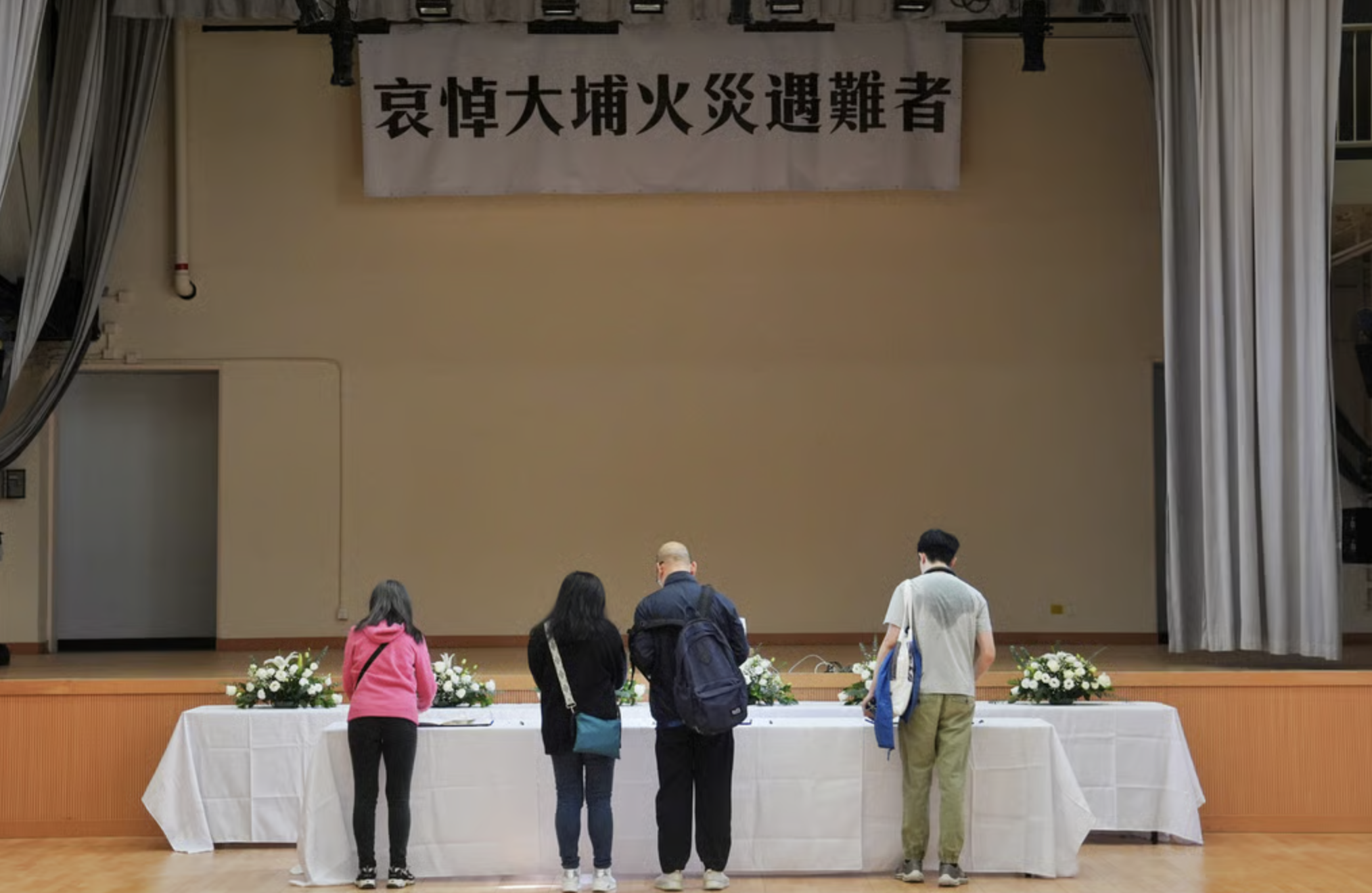 Hong Kong tưởng niệm nạn nh&acirc;n, gấp r&uacute;t hỗ trợ cư d&acirc;n mất trắng t&agrave;i sản trong vụ ch&aacute;y- Ảnh 1.