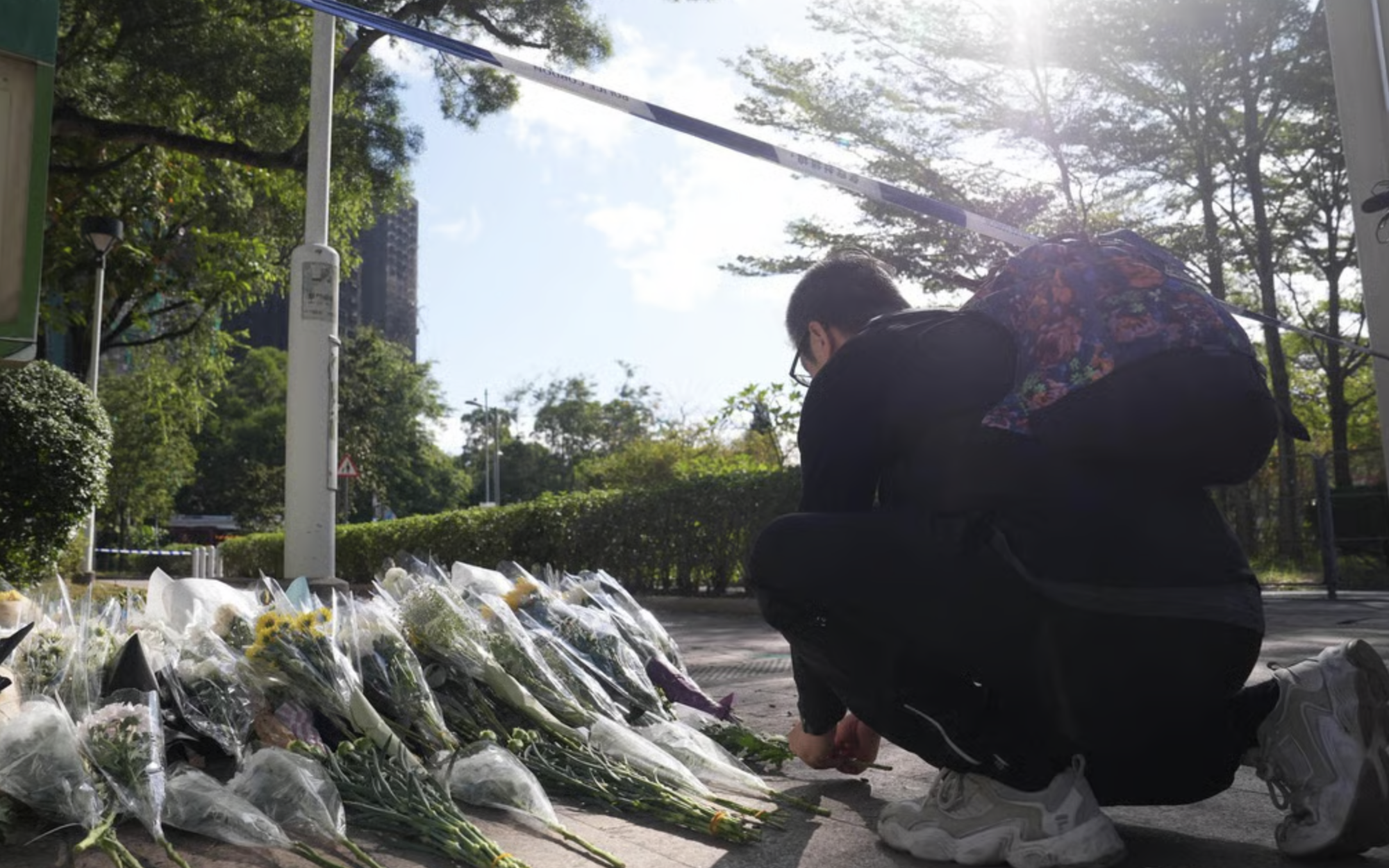 Hong Kong tưởng niệm nạn nh&acirc;n, gấp r&uacute;t hỗ trợ cư d&acirc;n mất trắng t&agrave;i sản trong vụ ch&aacute;y