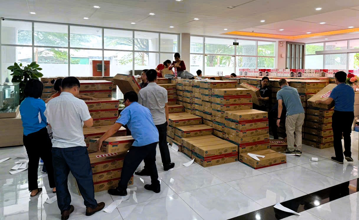 Tổng c&ocirc;ng ty HUD ủng hộ 2.000 phần qu&agrave; cho người d&acirc;n Kh&aacute;nh H&ograve;a ảnh hưởng mưa lũ- Ảnh 10.