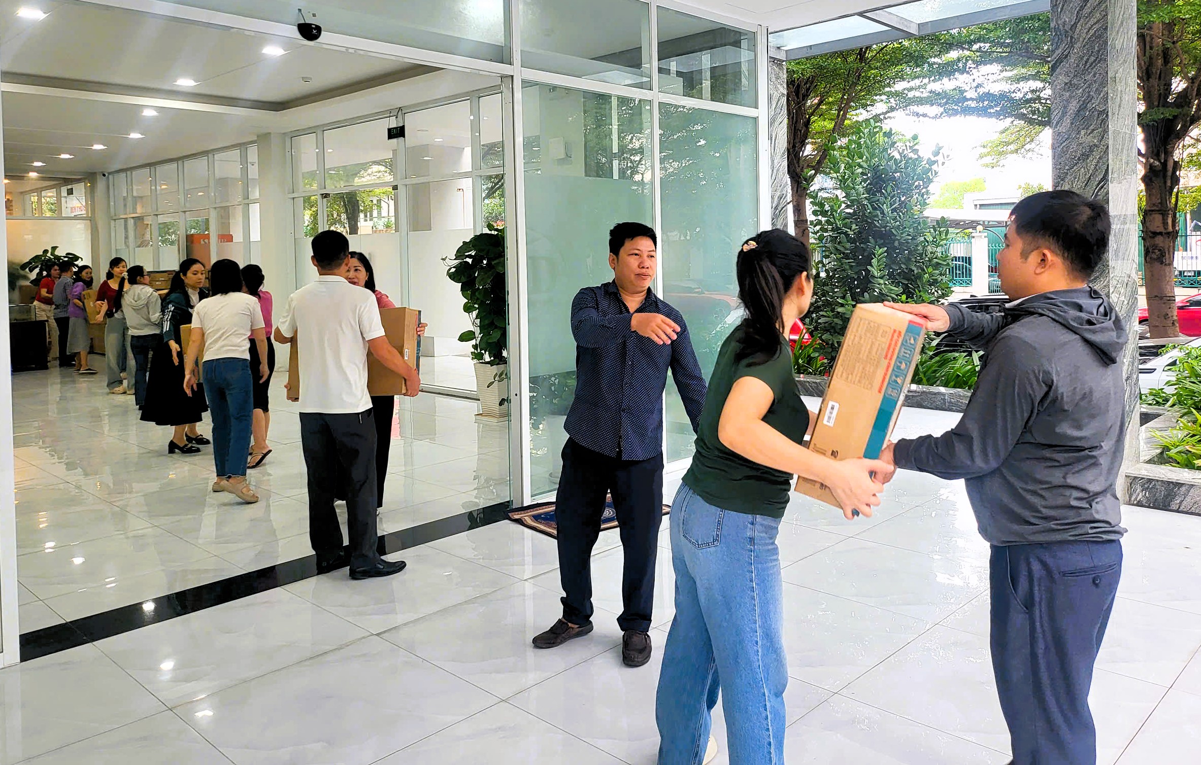 Tổng c&ocirc;ng ty HUD ủng hộ 2.000 phần qu&agrave; cho người d&acirc;n Kh&aacute;nh H&ograve;a ảnh hưởng mưa lũ- Ảnh 9.