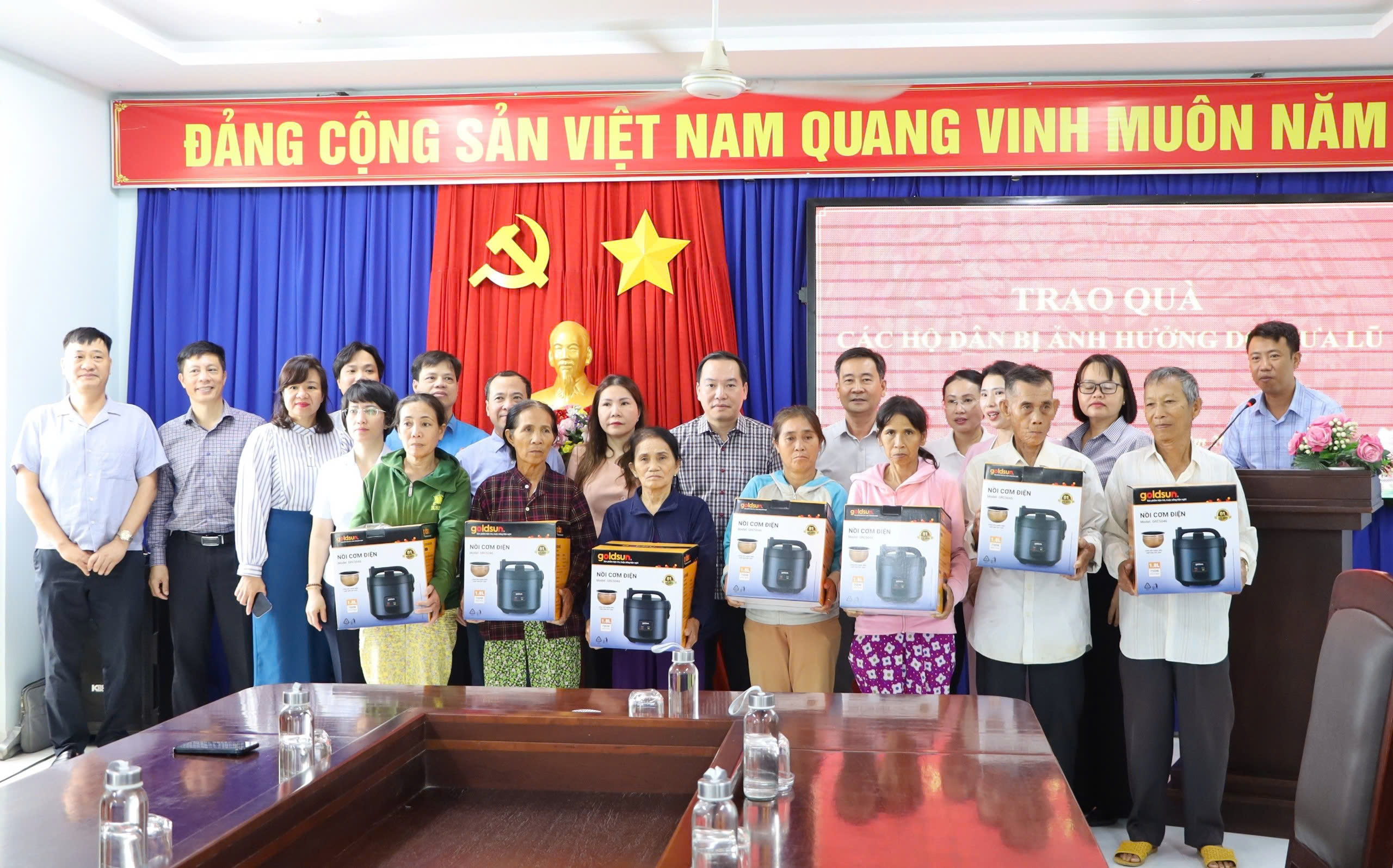 Tổng c&ocirc;ng ty HUD ủng hộ 2.000 phần qu&agrave; cho người d&acirc;n Kh&aacute;nh H&ograve;a ảnh hưởng mưa lũ- Ảnh 3.