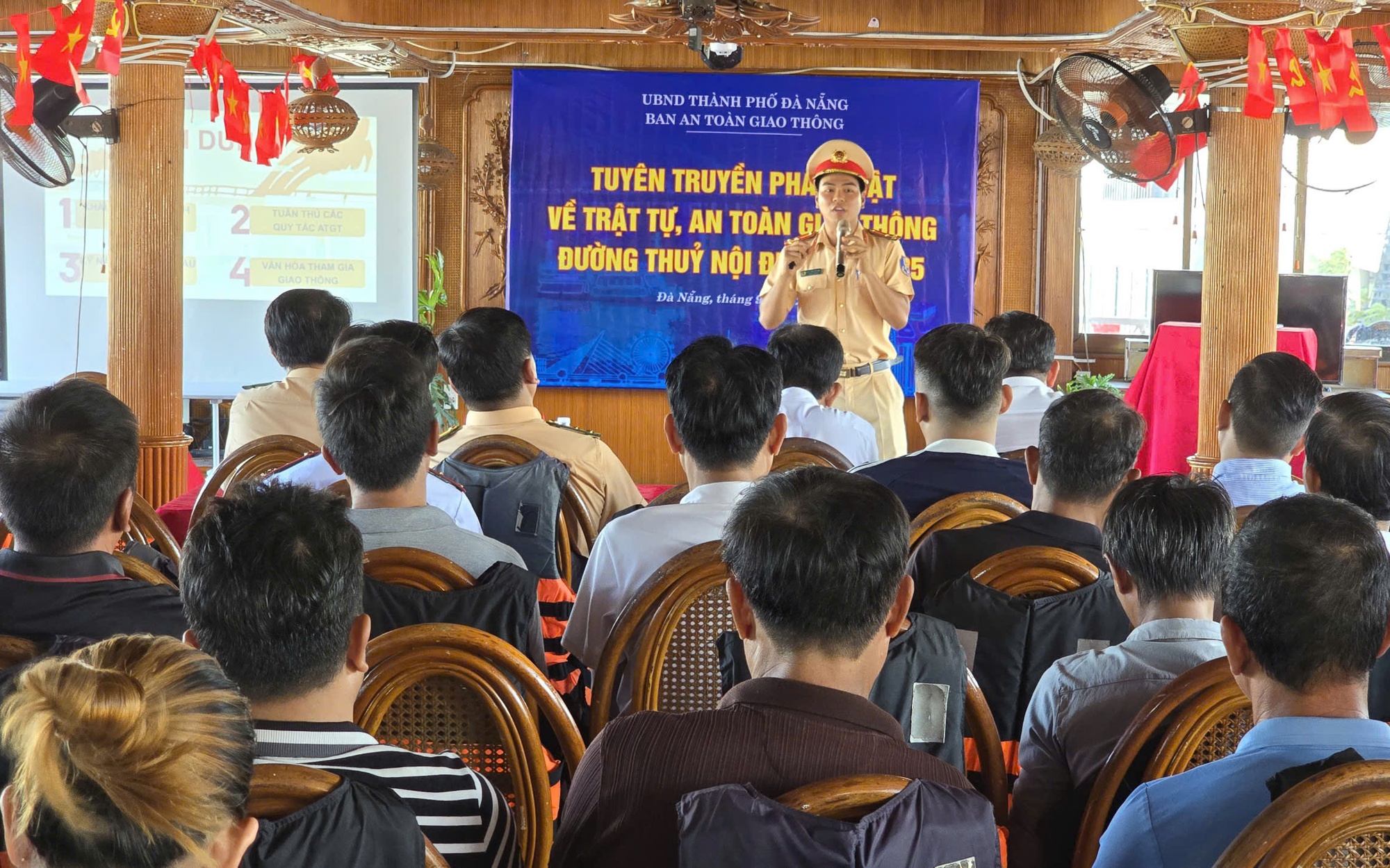 Quảng Trị: Đẩy mạnh tuyên truyền, xử lý nghiêm vi phạm an toàn giao thông thủy nội địa- Ảnh 5. Nhiều giải pháp đảm bảo an toàn giao thông đường thủy nội địa tại Đà Nẵng