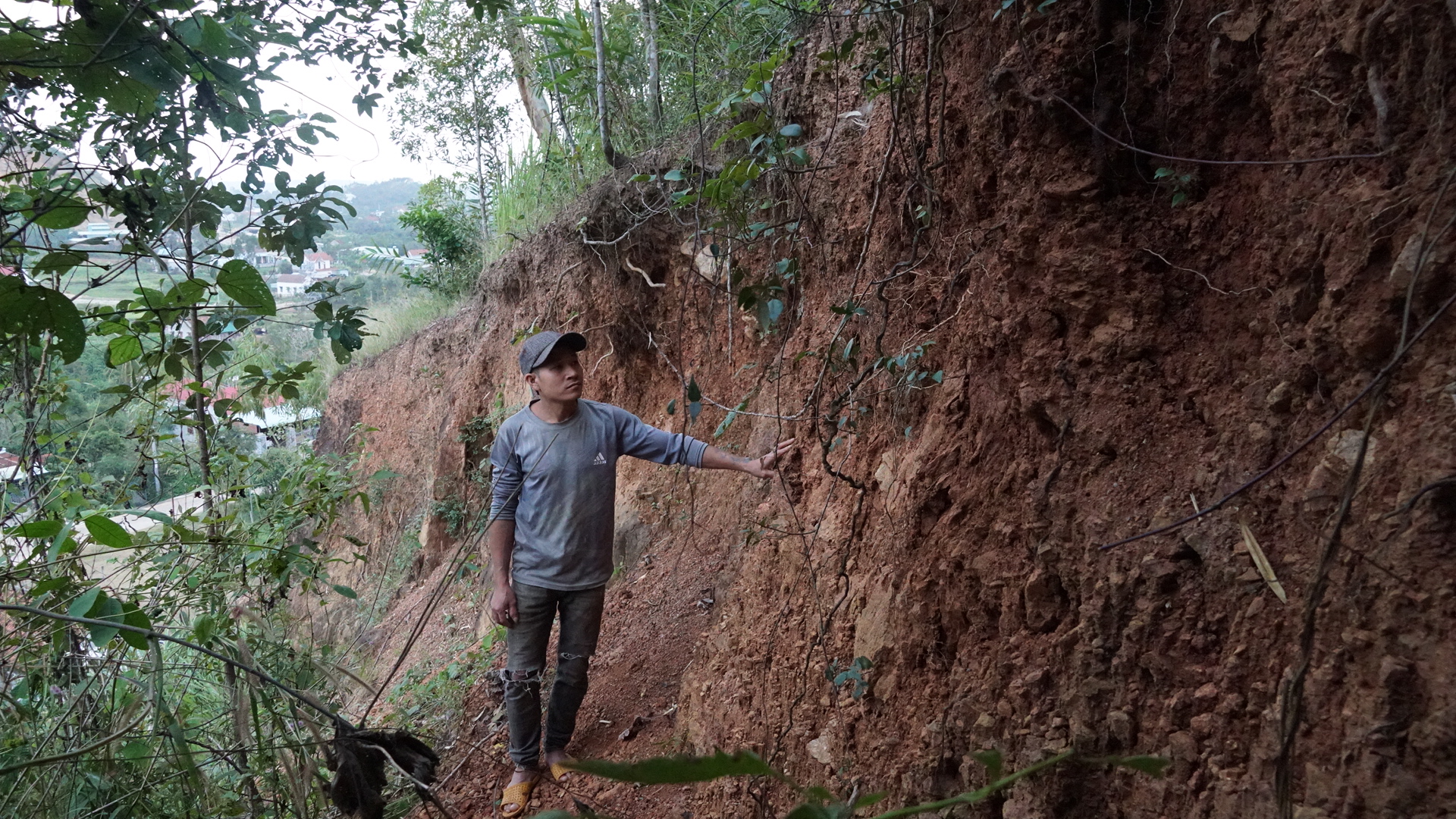 Gia Lai: Vết nứt xuất hiện tr&ecirc;n đồi, ch&iacute;nh quyền chủ động phương &aacute;n bảo vệ khu d&acirc;n cư- Ảnh 3.