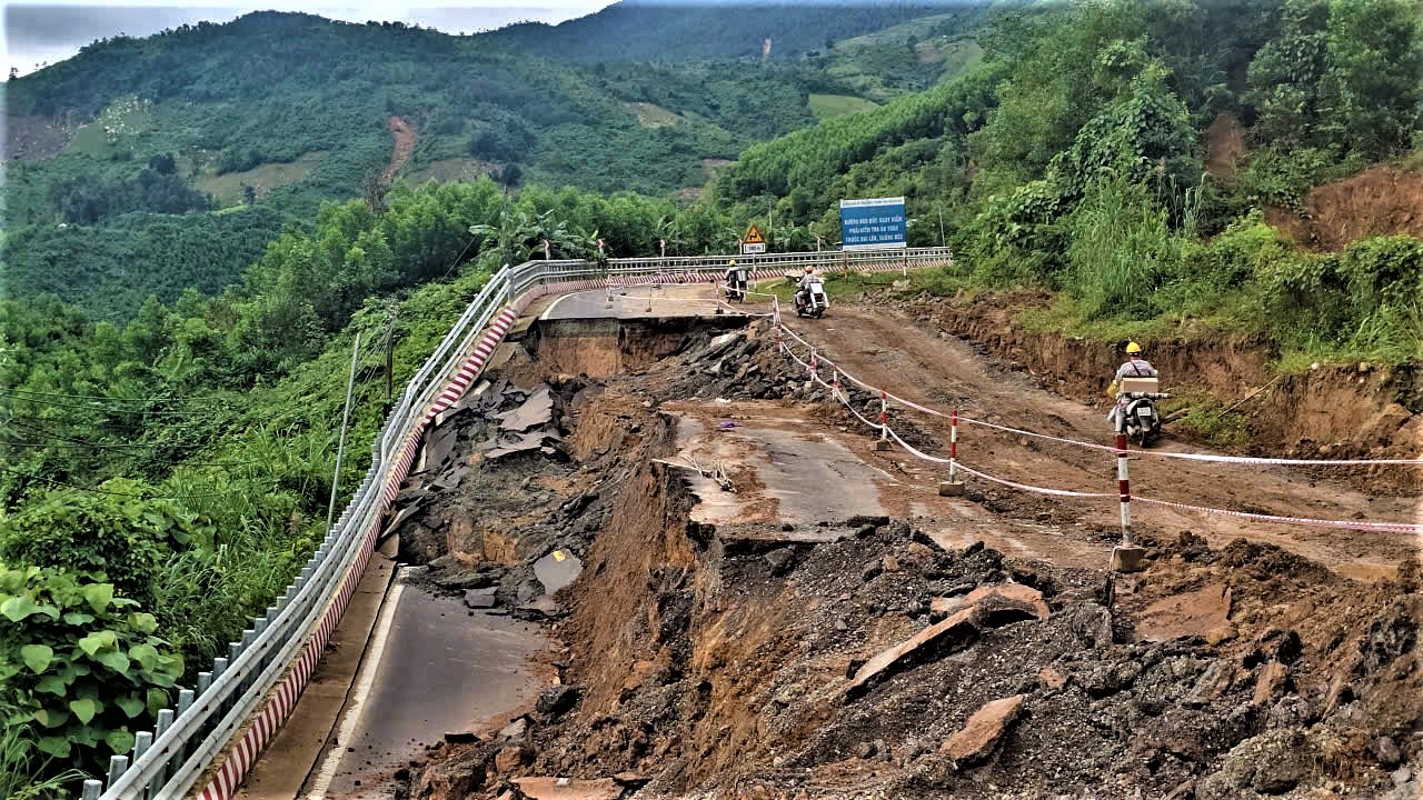 Cận cảnh khắc phục sạt lở đường đèo Khánh Lê qua Khánh Hoà sau lũ- Ảnh 2. Cận cảnh khắc phục sạt lở đường đèo Khánh Lê qua Khánh Hoà sau lũ- Ảnh 2.