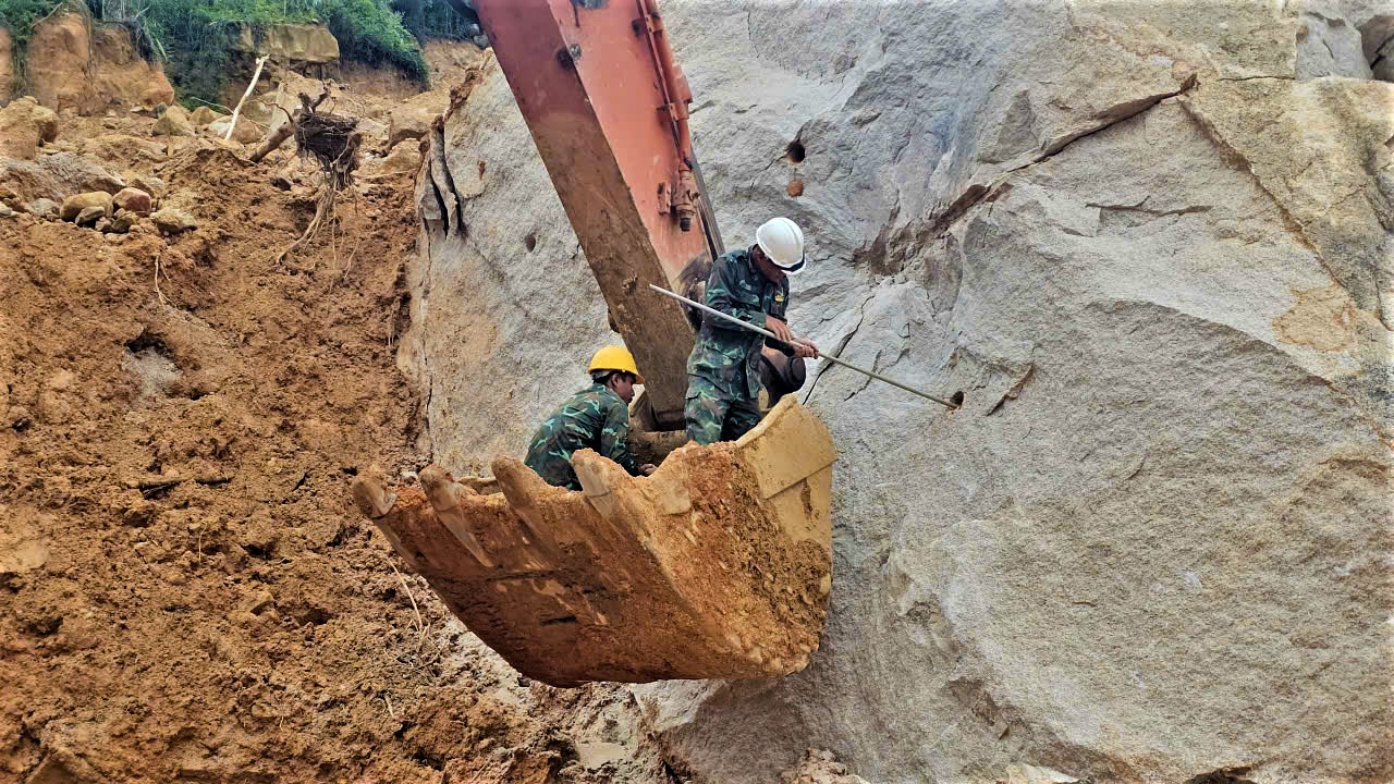 Cận cảnh khắc phục sạt lở đường đèo Khánh Lê qua Khánh Hoà sau lũ- Ảnh 10. Cận cảnh khắc phục sạt lở đường đèo Khánh Lê qua Khánh Hoà sau lũ- Ảnh 10.