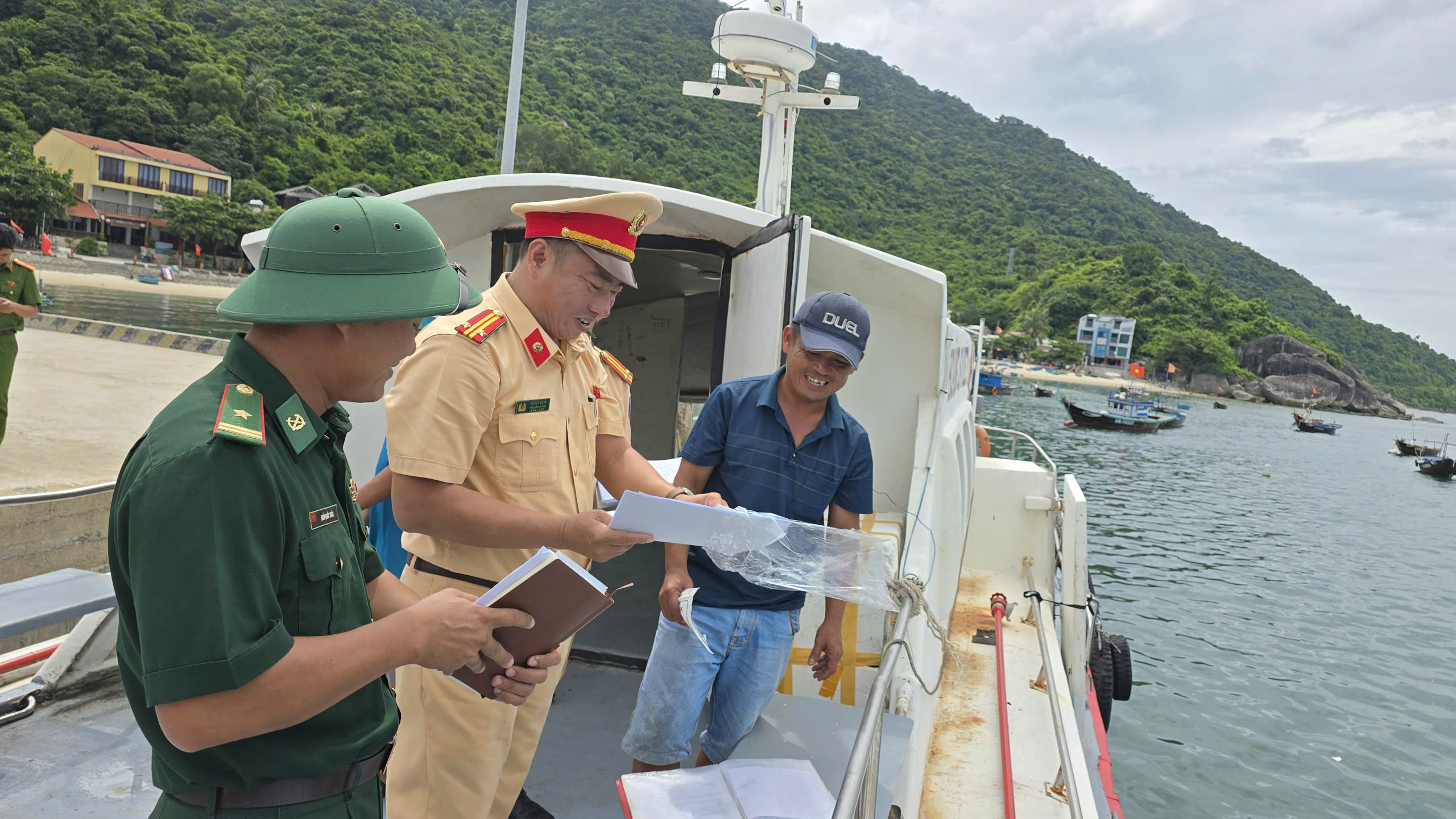 Nhiều giải pháp đảm bảo an toàn giao thông đường thủy nội địa tại Đà Nẵng- Ảnh 1. Nhiều giải pháp đảm bảo an toàn giao thông đường thủy nội địa tại Đà Nẵng- Ảnh 1.
