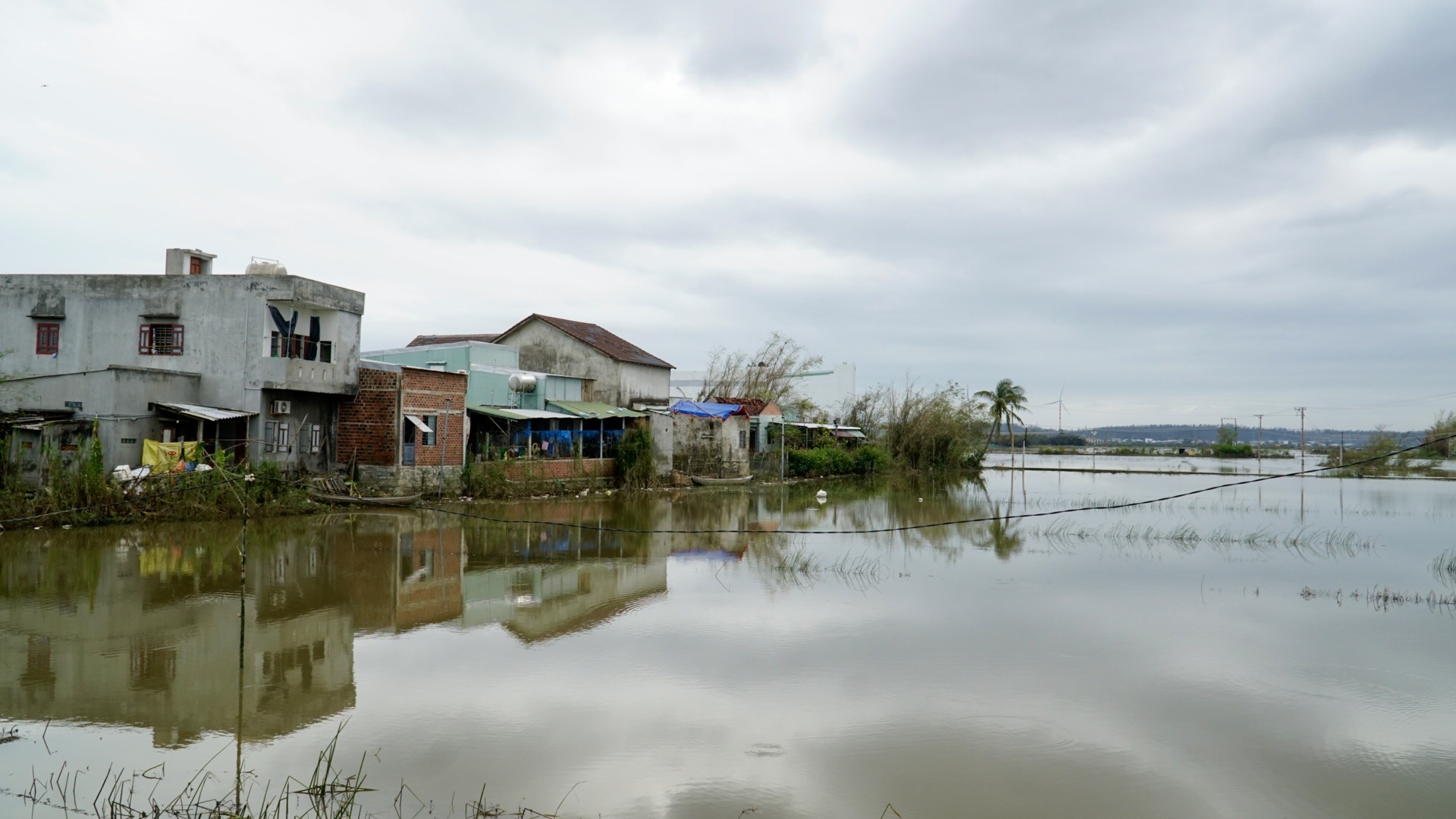 Chủ tịch tỉnh Gia Lai: &ldquo;Phải di dời người d&acirc;n khỏi v&ugrave;ng ngập lụt để tr&aacute;nh t&aacute;i ngh&egrave;o&rdquo;- Ảnh 3.