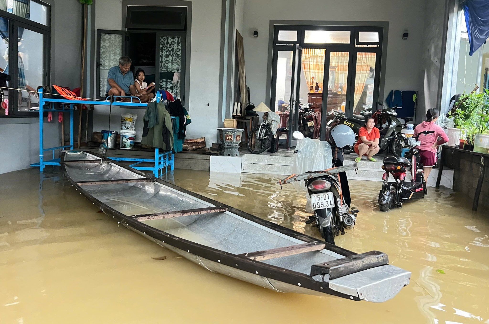 “Lũ chồng lũ” ở Huế, giao thông tê liệt, hơn 28.000 ngôi nhà chìm trong biển nước- Ảnh 3. “Lũ chồng lũ” ở Huế, giao thông tê liệt, hơn 28.000 ngôi nhà chìm trong biển nước- Ảnh 3.