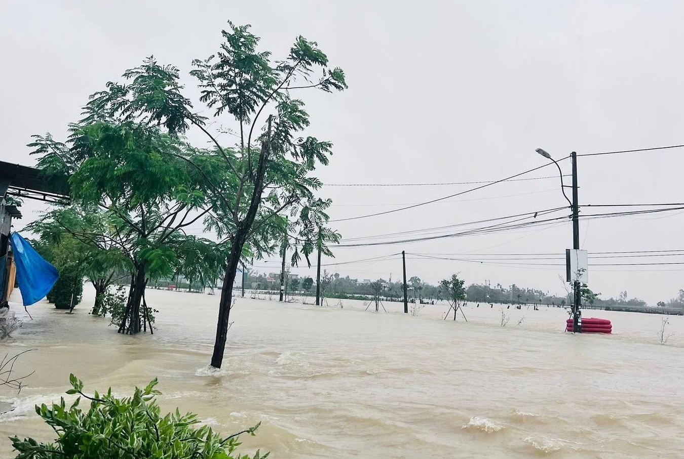 “Lũ chồng lũ” ở Huế, giao thông tê liệt, hơn 28.000 ngôi nhà chìm trong biển nước- Ảnh 5. “Lũ chồng lũ” ở Huế, giao thông tê liệt, hơn 28.000 ngôi nhà chìm trong biển nước- Ảnh 5.