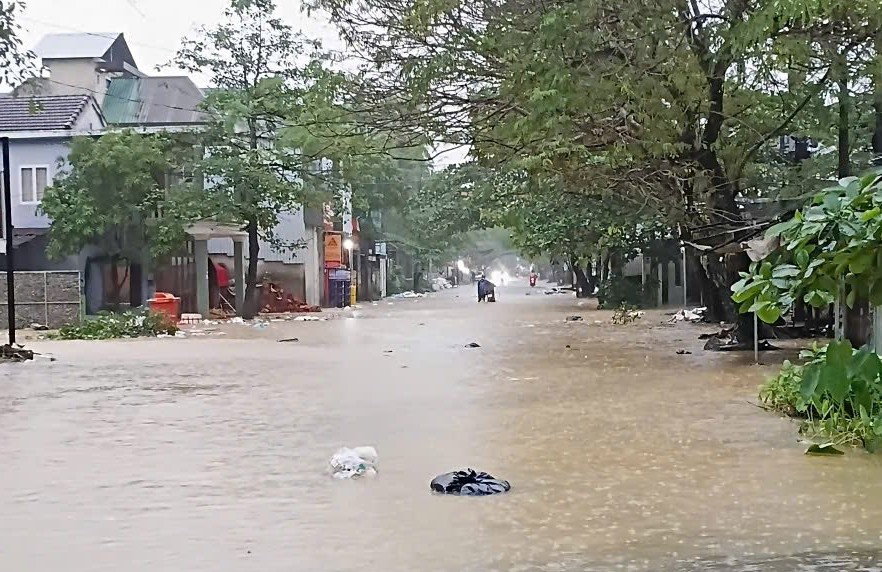 “Lũ chồng lũ” ở Huế, giao thông tê liệt, hơn 28.000 ngôi nhà chìm trong biển nước- Ảnh 6. “Lũ chồng lũ” ở Huế, giao thông tê liệt, hơn 28.000 ngôi nhà chìm trong biển nước- Ảnh 6.