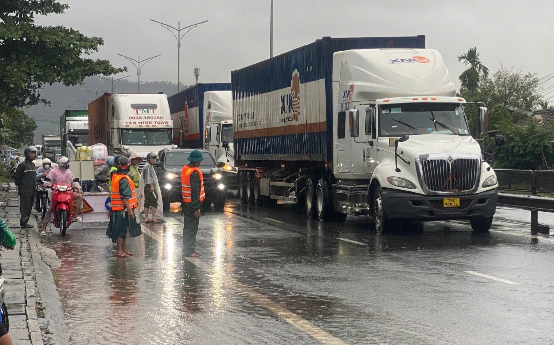 “Lũ chồng lũ” ở Huế, giao thông tê liệt, hơn 28.000 ngôi nhà chìm trong biển nước- Ảnh 7. “Lũ chồng lũ” ở Huế, giao thông tê liệt, hơn 28.000 ngôi nhà chìm trong biển nước- Ảnh 7.