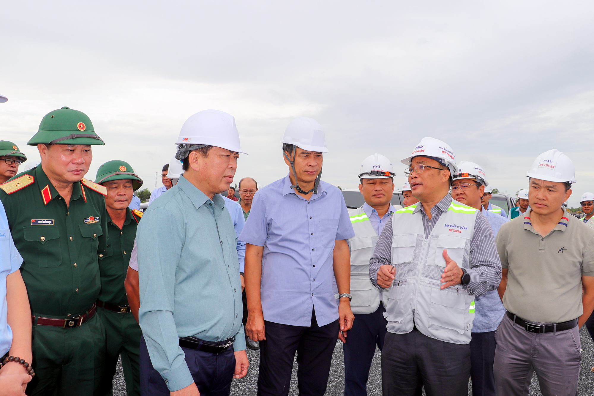 Bộ trưởng Trần Hồng Minh: Dốc toàn lực nối thông "mảnh ghép" cuối cùng cao tốc Bắc - Nam- Ảnh 2. Bộ trưởng Trần Hồng Minh: Dốc toàn lực nối thông "mảnh ghép" cuối cùng cao tốc Bắc - Nam- Ảnh 2.