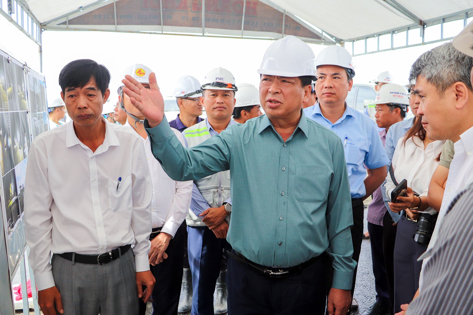 Bộ trưởng Trần Hồng Minh: Dốc toàn lực nối thông "mảnh ghép" cuối cùng cao tốc Bắc - Nam- Ảnh 3. Bộ trưởng Trần Hồng Minh: Dốc toàn lực nối thông "mảnh ghép" cuối cùng cao tốc Bắc - Nam- Ảnh 3.