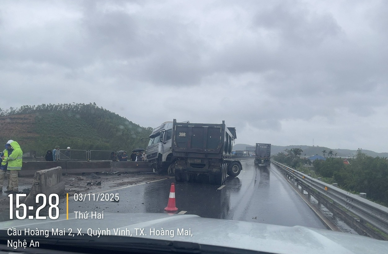 Xe đầu k&eacute;o h&uacute;c bay dải ph&acirc;n c&aacute;ch, cao tốc qua Nghệ An tắc d&agrave;i nhiều giờ- Ảnh 1.