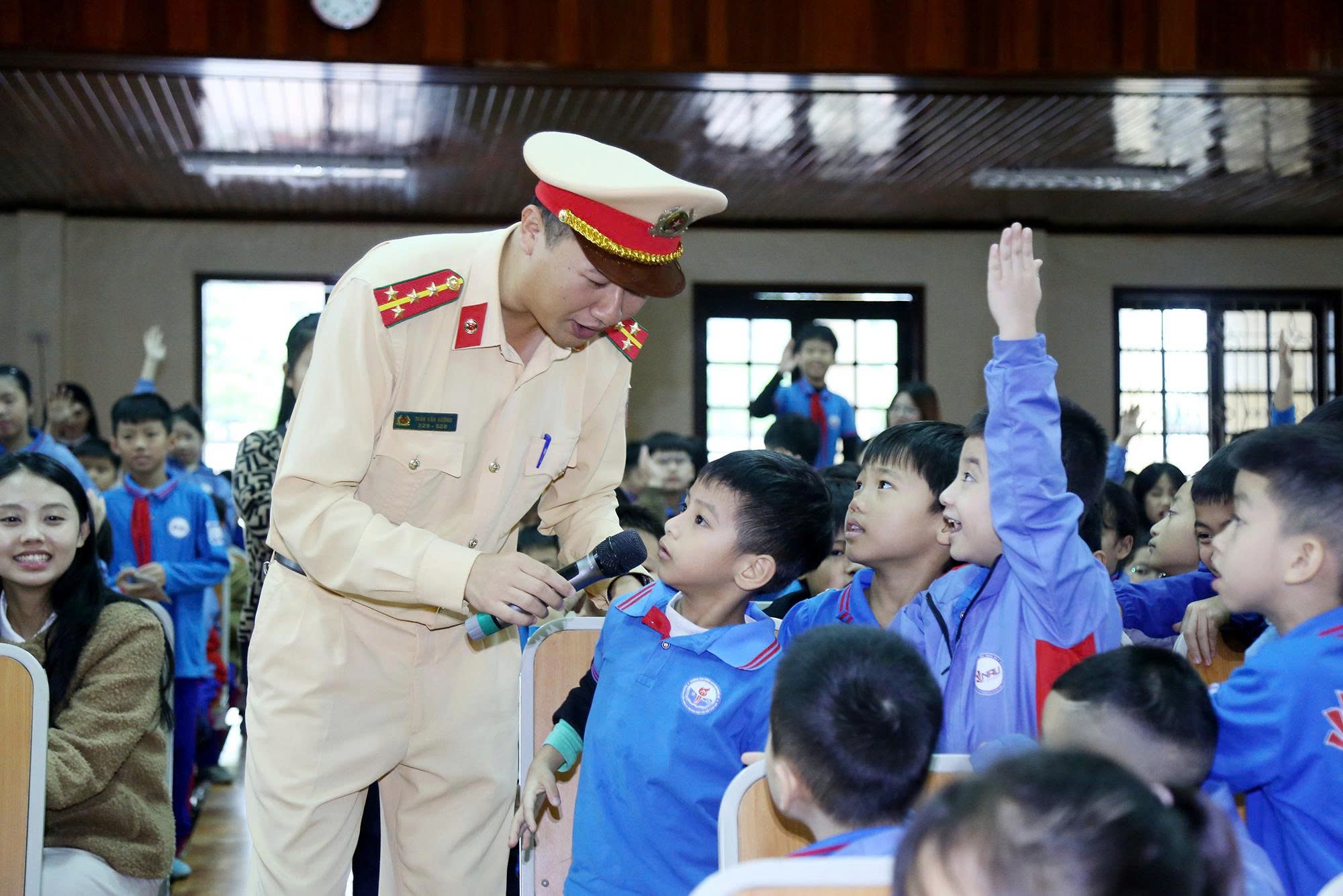 Nghệ An: Mũ bảo hiểm đạt chuẩn, h&agrave;nh trang đầu đời của mỗi thế hệ học sinh- Ảnh 3.