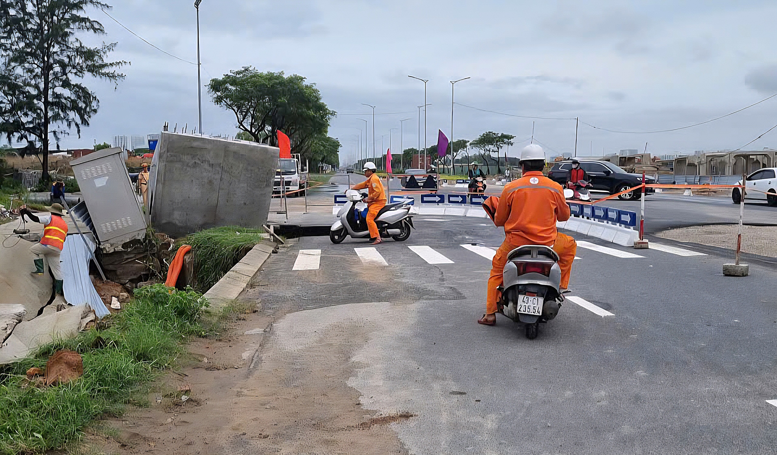 Đường qua Làng Đại học Đà Nẵng sụt lún tạo hố tử thần- Ảnh 2. Đường qua Làng Đại học Đà Nẵng sụt lún tạo hố tử thần- Ảnh 2.