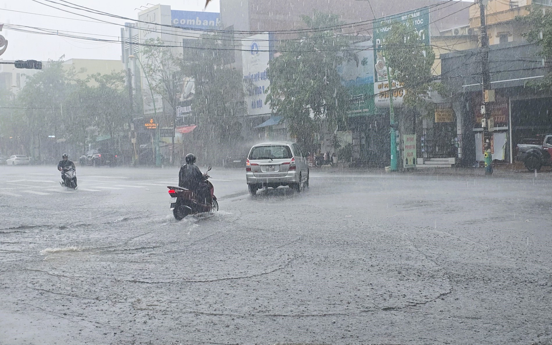 Quảng Trị vẫn còn hàng nghìn hộ dân ngập lụt, gần 18.000 học sinh nghỉ học- Ảnh 13. Mưa lớn, nước sông dâng cao gây chia cắt giao thông nhiều nơi ở Quảng Trị