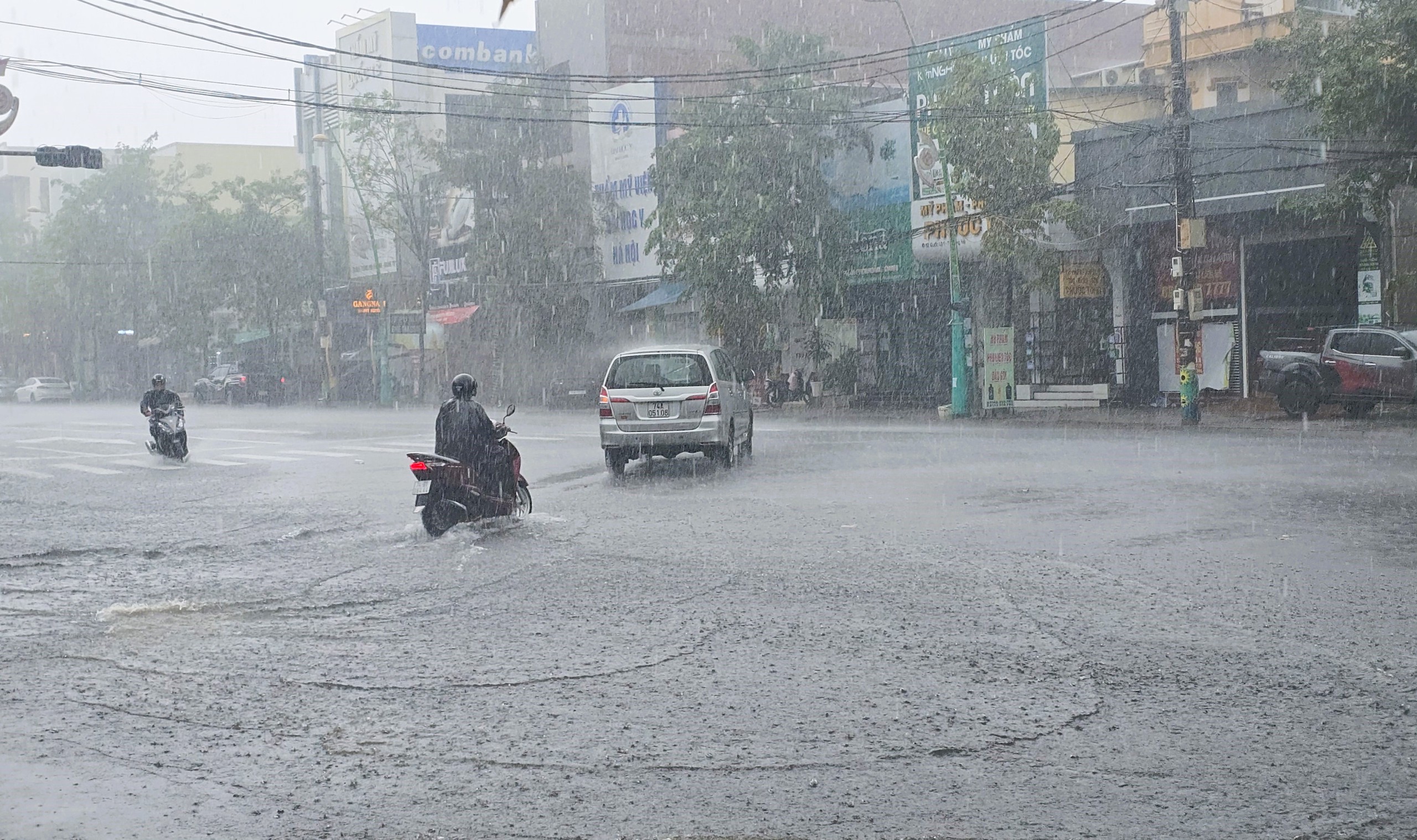 Mưa lớn, nước s&ocirc;ng d&acirc;ng cao g&acirc;y chia cắt giao th&ocirc;ng nhiều nơi ở Quảng Trị- Ảnh 1.