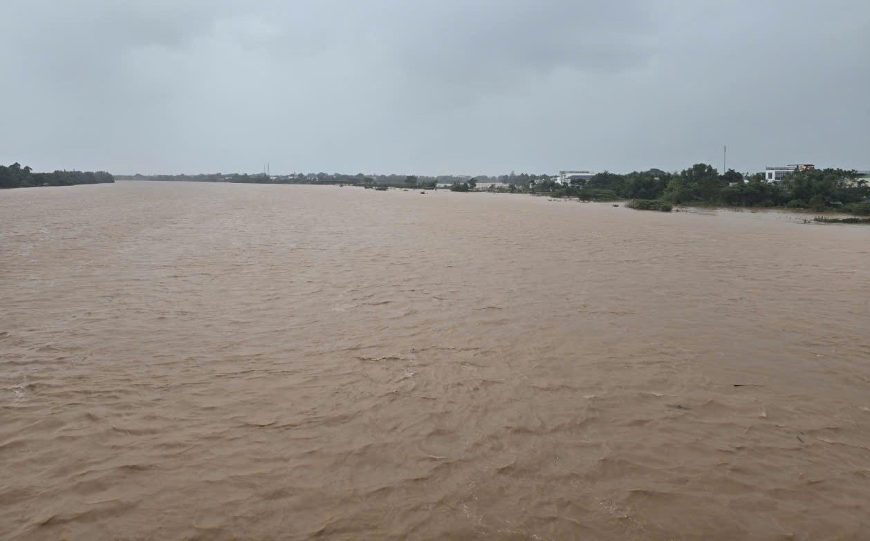 Mưa lớn, nước s&ocirc;ng d&acirc;ng cao g&acirc;y chia cắt giao th&ocirc;ng nhiều nơi ở Quảng Trị- Ảnh 13.