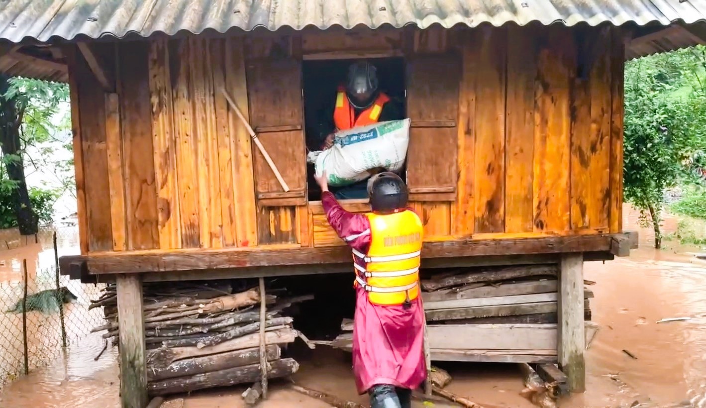 Mưa lớn, nước s&ocirc;ng d&acirc;ng cao g&acirc;y chia cắt giao th&ocirc;ng nhiều nơi ở Quảng Trị- Ảnh 2.