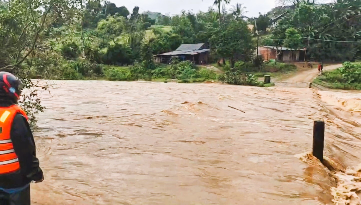 Mưa lớn, nước s&ocirc;ng d&acirc;ng cao g&acirc;y chia cắt giao th&ocirc;ng nhiều nơi ở Quảng Trị- Ảnh 3.