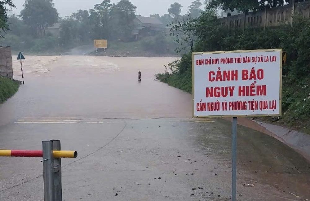 Mưa lớn, nước s&ocirc;ng d&acirc;ng cao g&acirc;y chia cắt giao th&ocirc;ng nhiều nơi ở Quảng Trị- Ảnh 5.