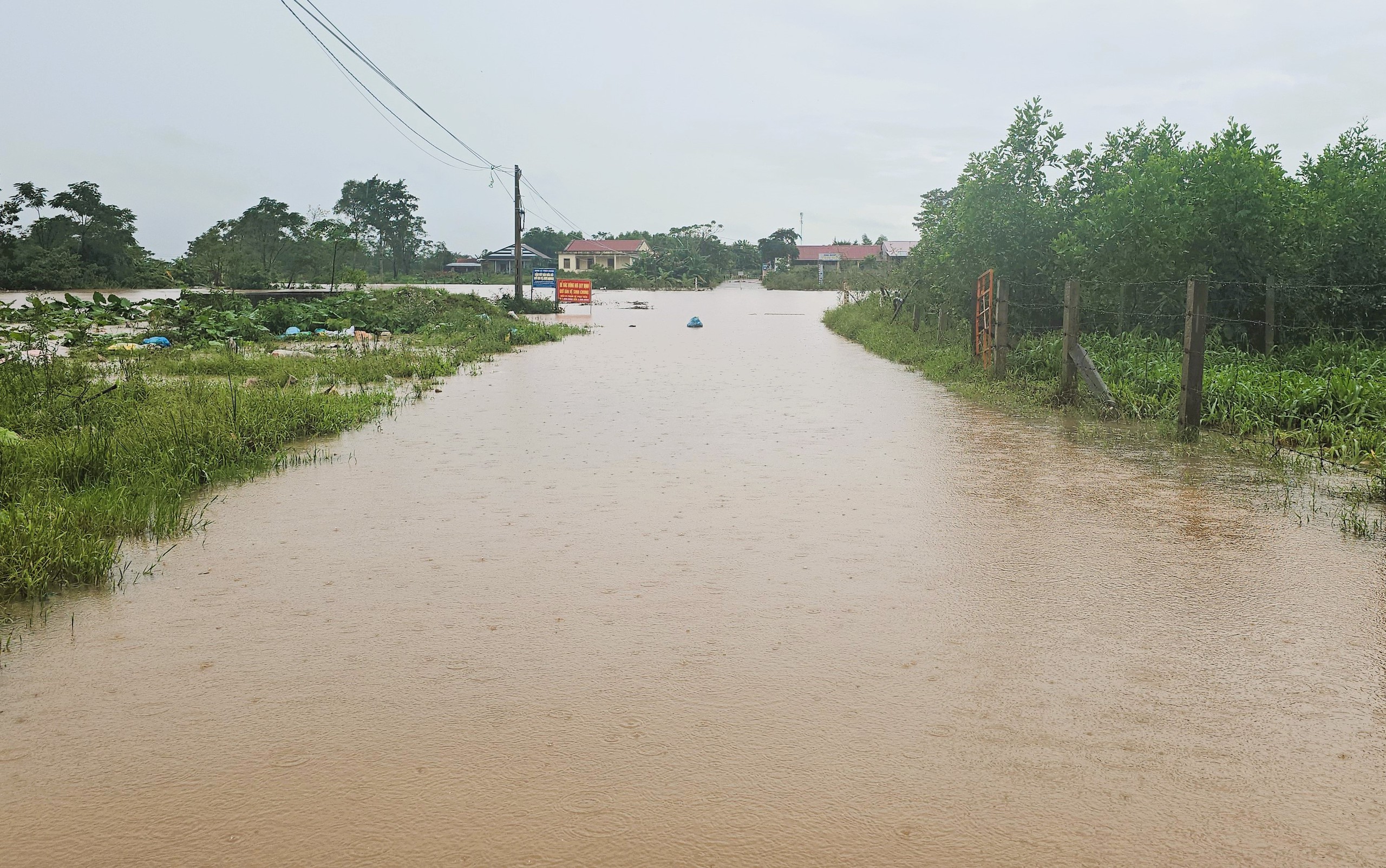 Mưa lớn, nước s&ocirc;ng d&acirc;ng cao g&acirc;y chia cắt giao th&ocirc;ng nhiều nơi ở Quảng Trị- Ảnh 8.