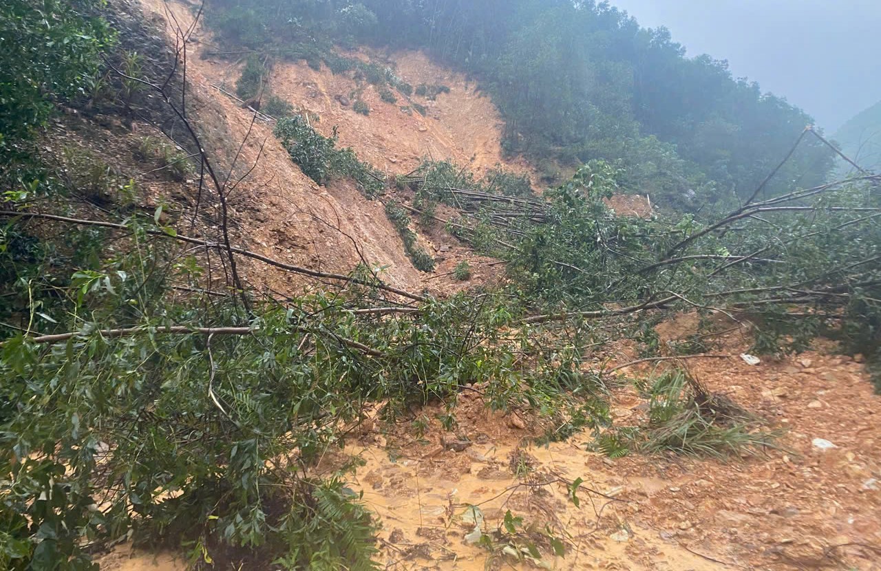 Mưa lớn, nước s&ocirc;ng d&acirc;ng cao g&acirc;y chia cắt giao th&ocirc;ng nhiều nơi ở Quảng Trị- Ảnh 9.