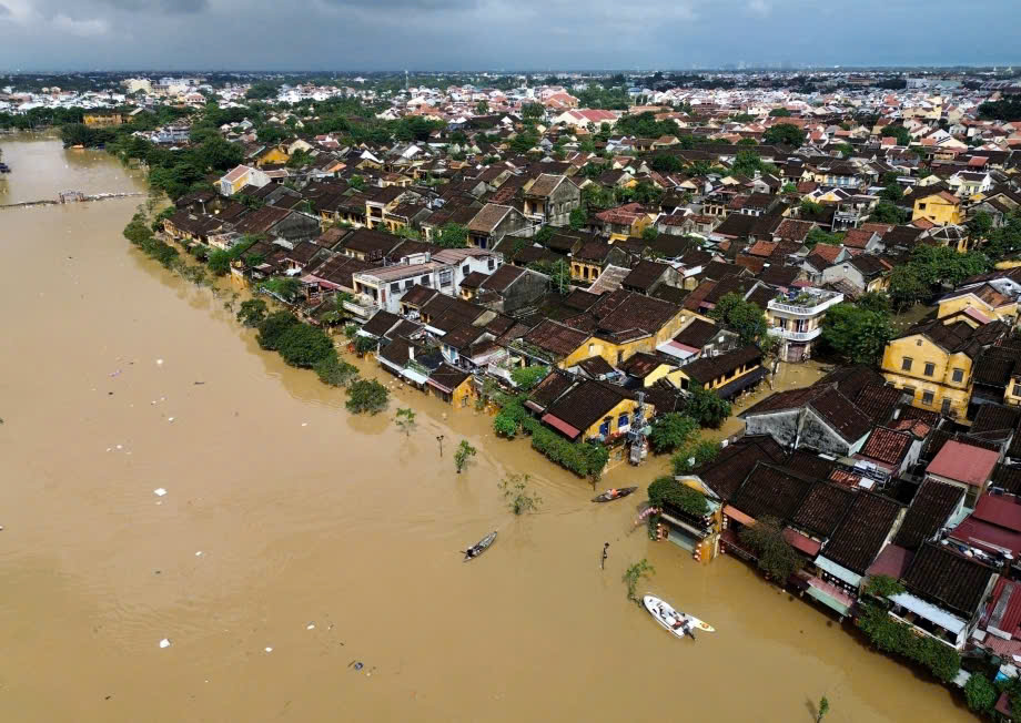 Agribank hỗ trợ kịp thời c&aacute;c tỉnh miền Trung khắc phục hậu quả lũ lụt do mưa lũ lịch sử- Ảnh 1.