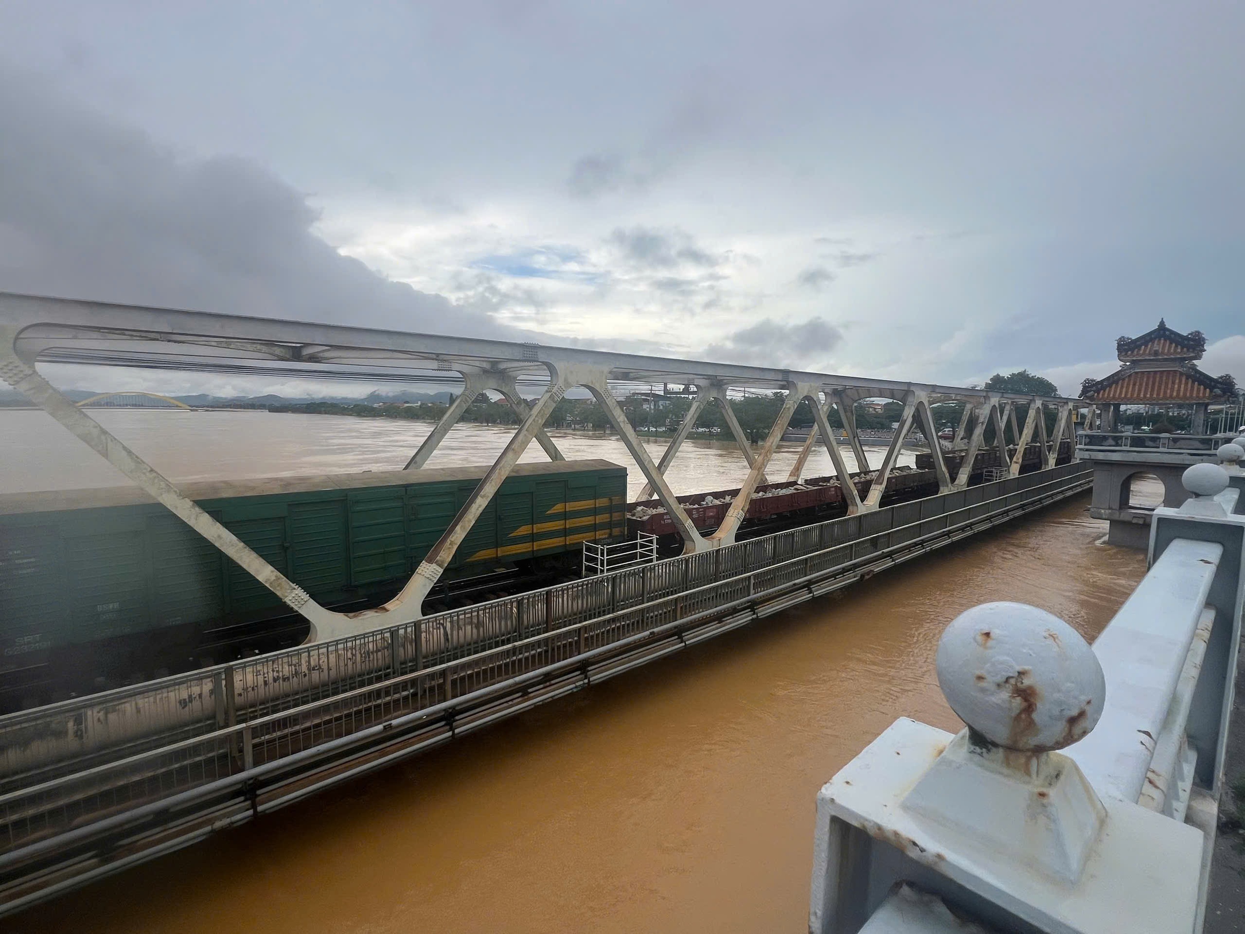 Đường sắt lại điều t&agrave;u h&agrave;ng &ldquo;trấn giữ&rdquo; cầu Bạch Hổ giữa lũ lớn s&ocirc;ng Hương- Ảnh 1.