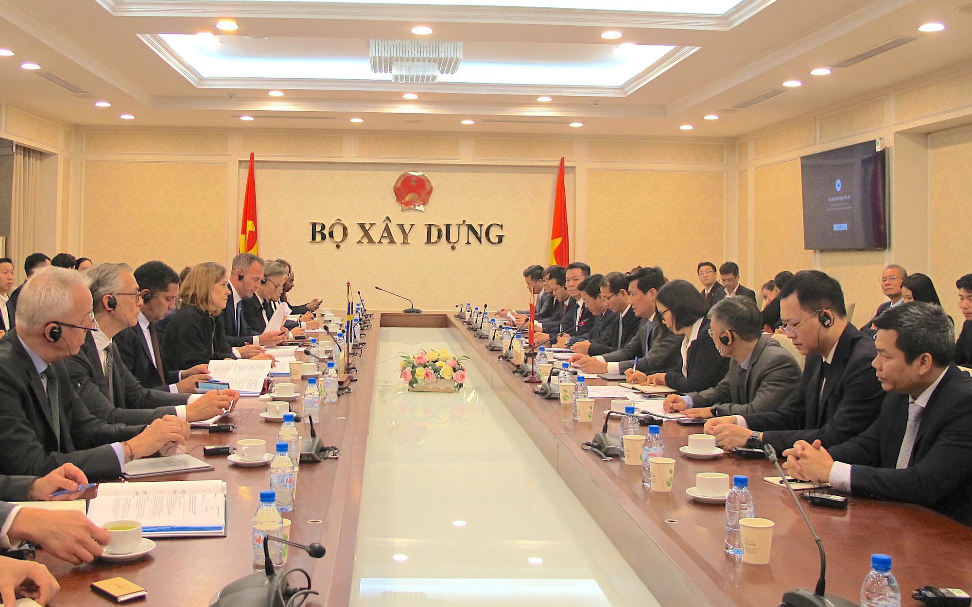 Thụy Điển muốn đồng hành cùng Việt Nam phát triển đường sắt hiện đại- Ảnh 4. Thụy Điển mong muốn thúc đẩy hợp tác phát triển giao thông xanh, chuyển đổi số