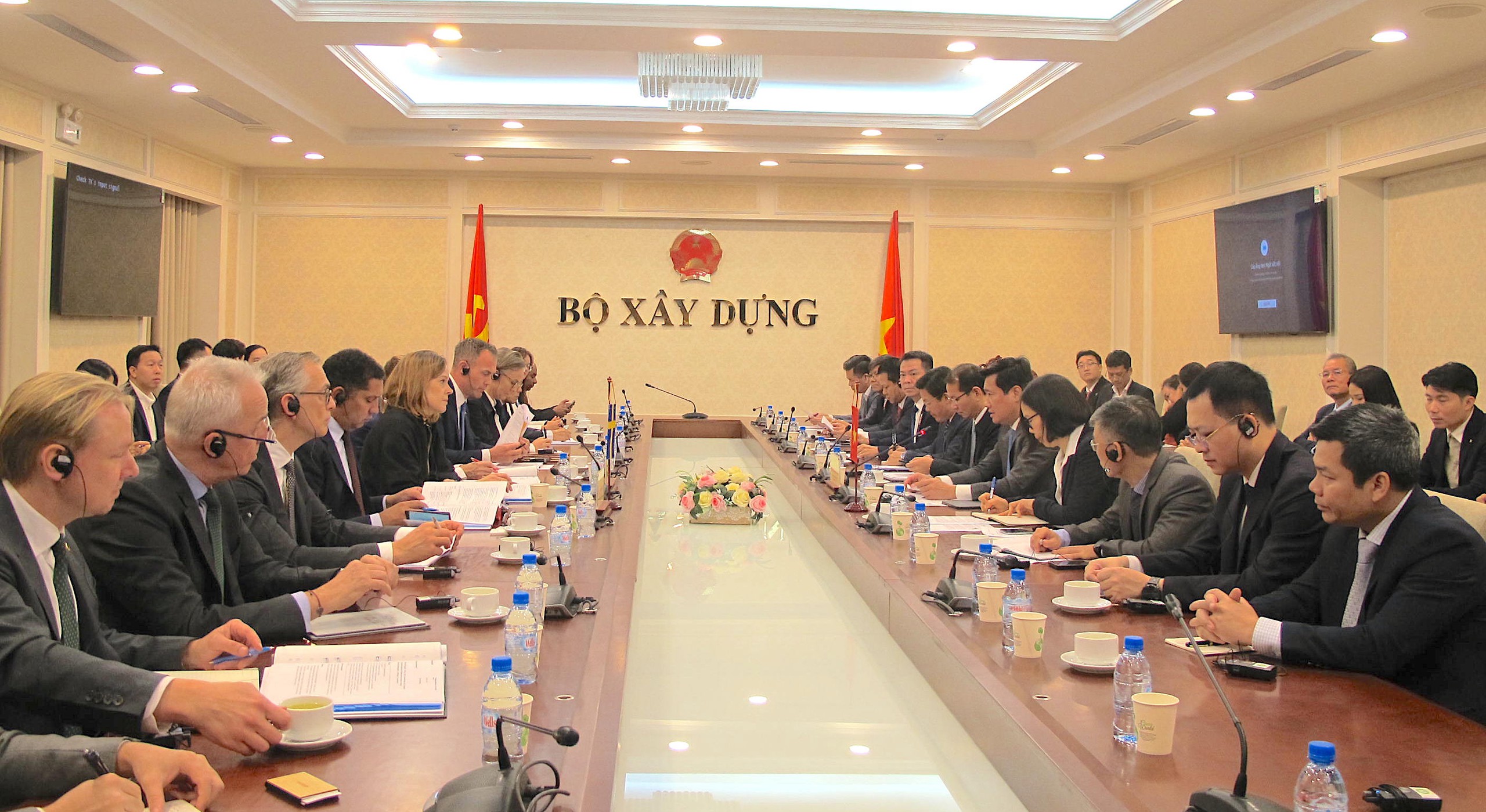 Thụy Điển mong muốn th&uacute;c đẩy hợp t&aacute;c ph&aacute;t triển giao th&ocirc;ng xanh, chuyển đổi số- Ảnh 1.