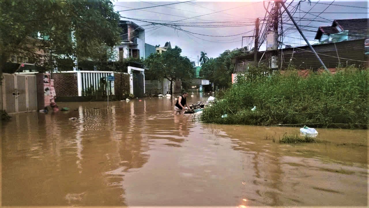 Miền Trung lại mưa lớn, nhiều khu dân cư ngập sâu, người dân tất tả chạy lũ- Ảnh 2. Miền Trung lại mưa lớn, nhiều khu dân cư ngập sâu, người dân tất tả chạy lũ- Ảnh 2.