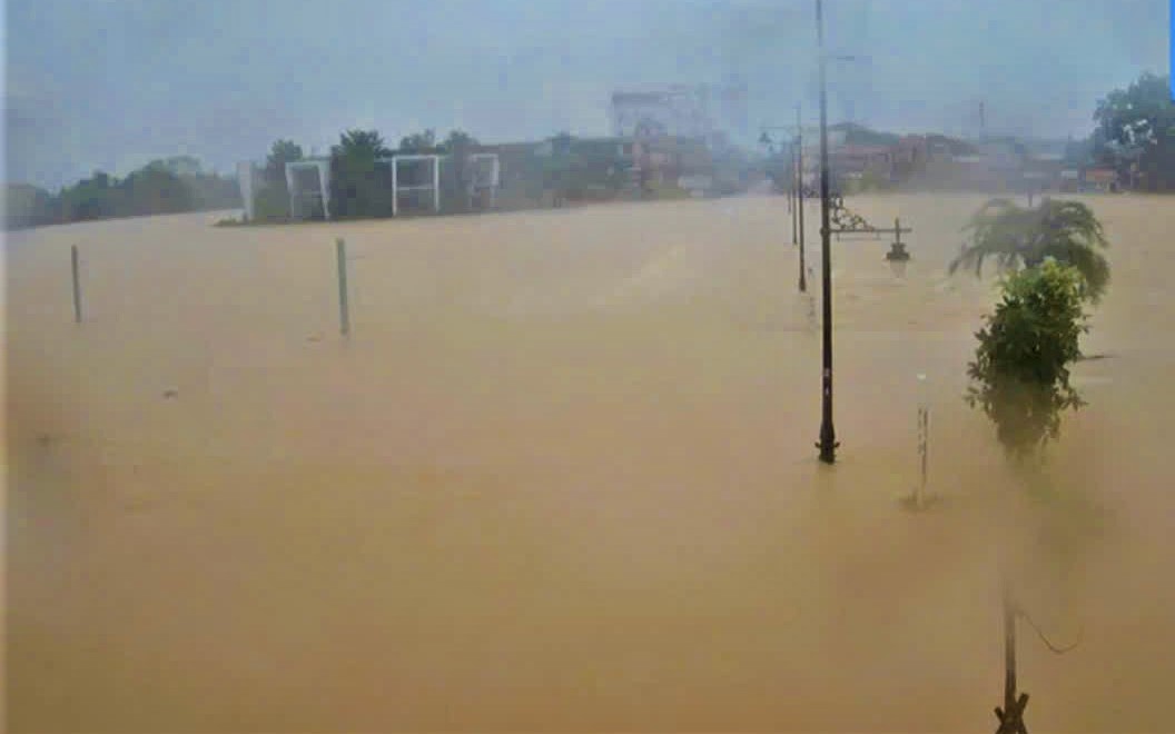 Miền Trung lại mưa lớn, nhiều khu dân cư ngập sâu, người dân tất tả chạy lũ- Ảnh 3. Miền Trung lại mưa lớn, nhiều khu dân cư ngập sâu, người dân tất tả chạy lũ- Ảnh 3.