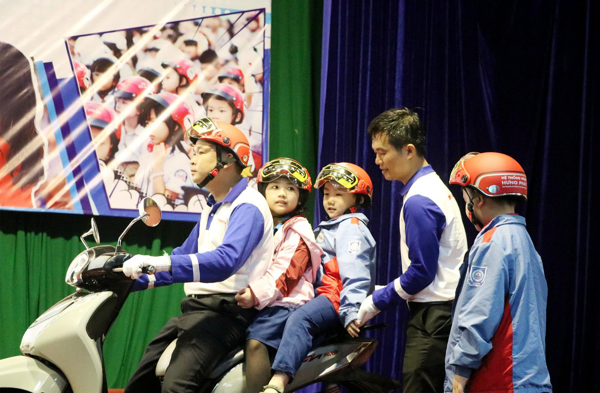 Nghệ An: Mũ bảo hiểm đạt chuẩn, h&agrave;nh trang đầu đời của mỗi thế hệ học sinh- Ảnh 1.