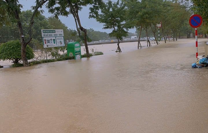 “Lũ chồng lũ” ở Huế, giao thông tê liệt, hơn 28.000 ngôi nhà chìm trong biển nước- Ảnh 8. “Lũ chồng lũ” ở Huế, giao thông tê liệt, hơn 28.000 ngôi nhà chìm trong biển nước- Ảnh 8.