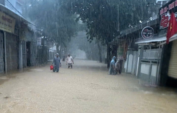“Lũ chồng lũ” ở Huế, giao thông tê liệt, hơn 28.000 ngôi nhà chìm trong biển nước- Ảnh 9. “Lũ chồng lũ” ở Huế, giao thông tê liệt, hơn 28.000 ngôi nhà chìm trong biển nước- Ảnh 9.