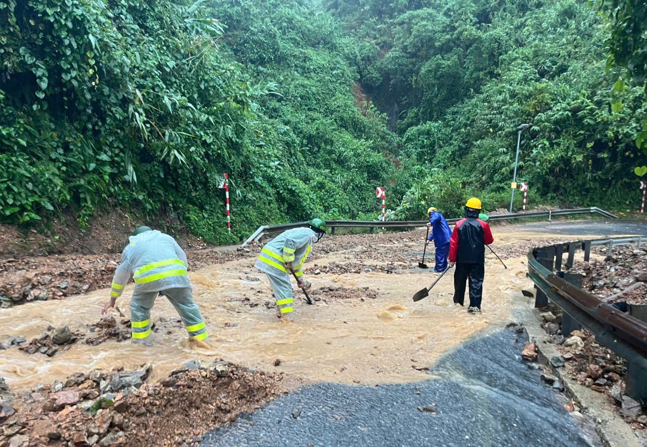 “Lũ chồng lũ” ở Huế, giao thông tê liệt, hơn 28.000 ngôi nhà chìm trong biển nước- Ảnh 10. “Lũ chồng lũ” ở Huế, giao thông tê liệt, hơn 28.000 ngôi nhà chìm trong biển nước- Ảnh 10.