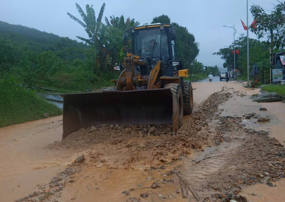 “Lũ chồng lũ” ở Huế, giao thông tê liệt, hơn 28.000 ngôi nhà chìm trong biển nước- Ảnh 11. “Lũ chồng lũ” ở Huế, giao thông tê liệt, hơn 28.000 ngôi nhà chìm trong biển nước- Ảnh 11.