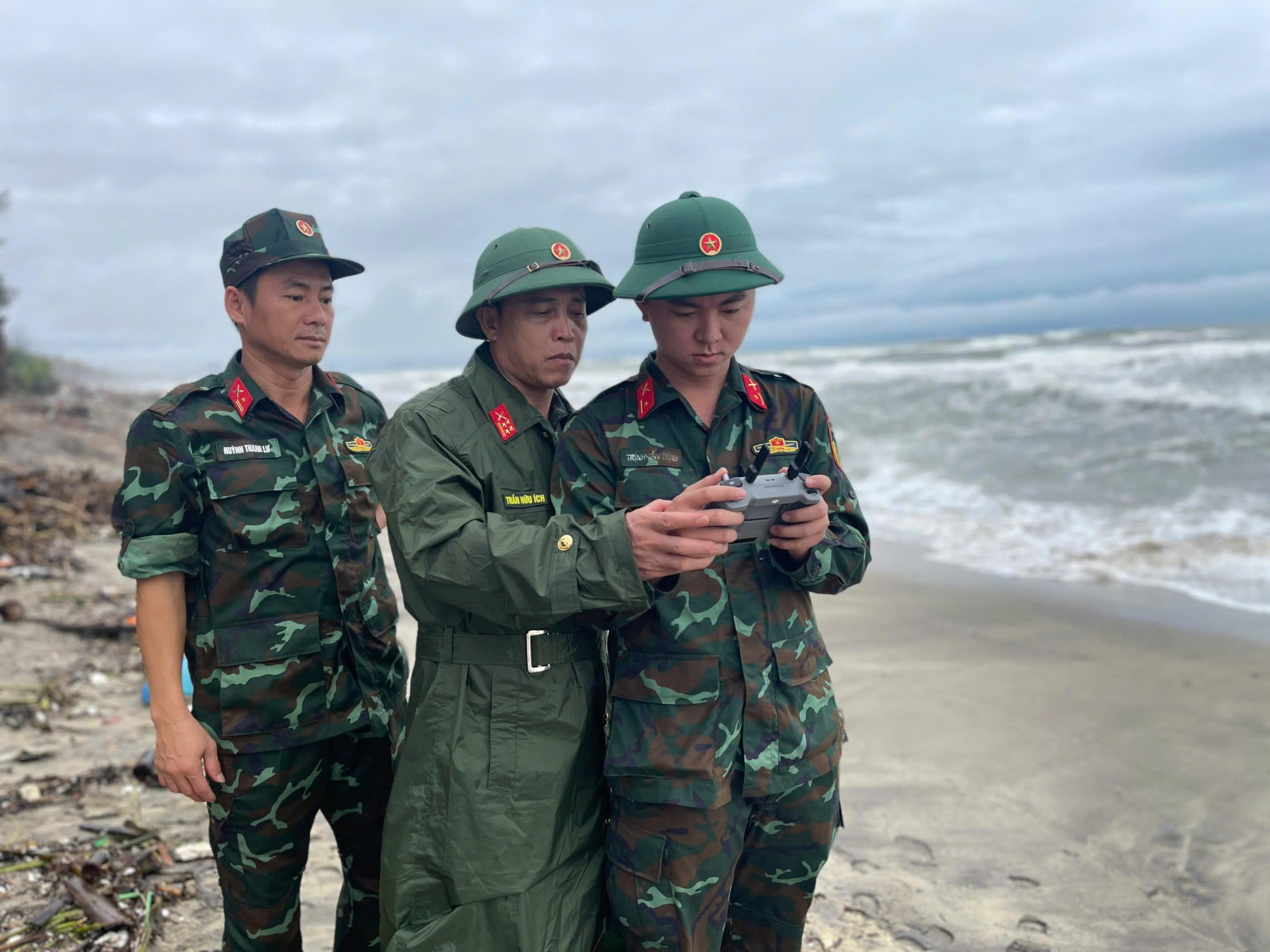 Lập sở chỉ huy quân sự ứng phó mưa lũ tại điểm nóng sạt biển ở Đà Nẵng- Ảnh 4. Lập sở chỉ huy quân sự ứng phó mưa lũ tại điểm nóng sạt biển ở Đà Nẵng- Ảnh 4.