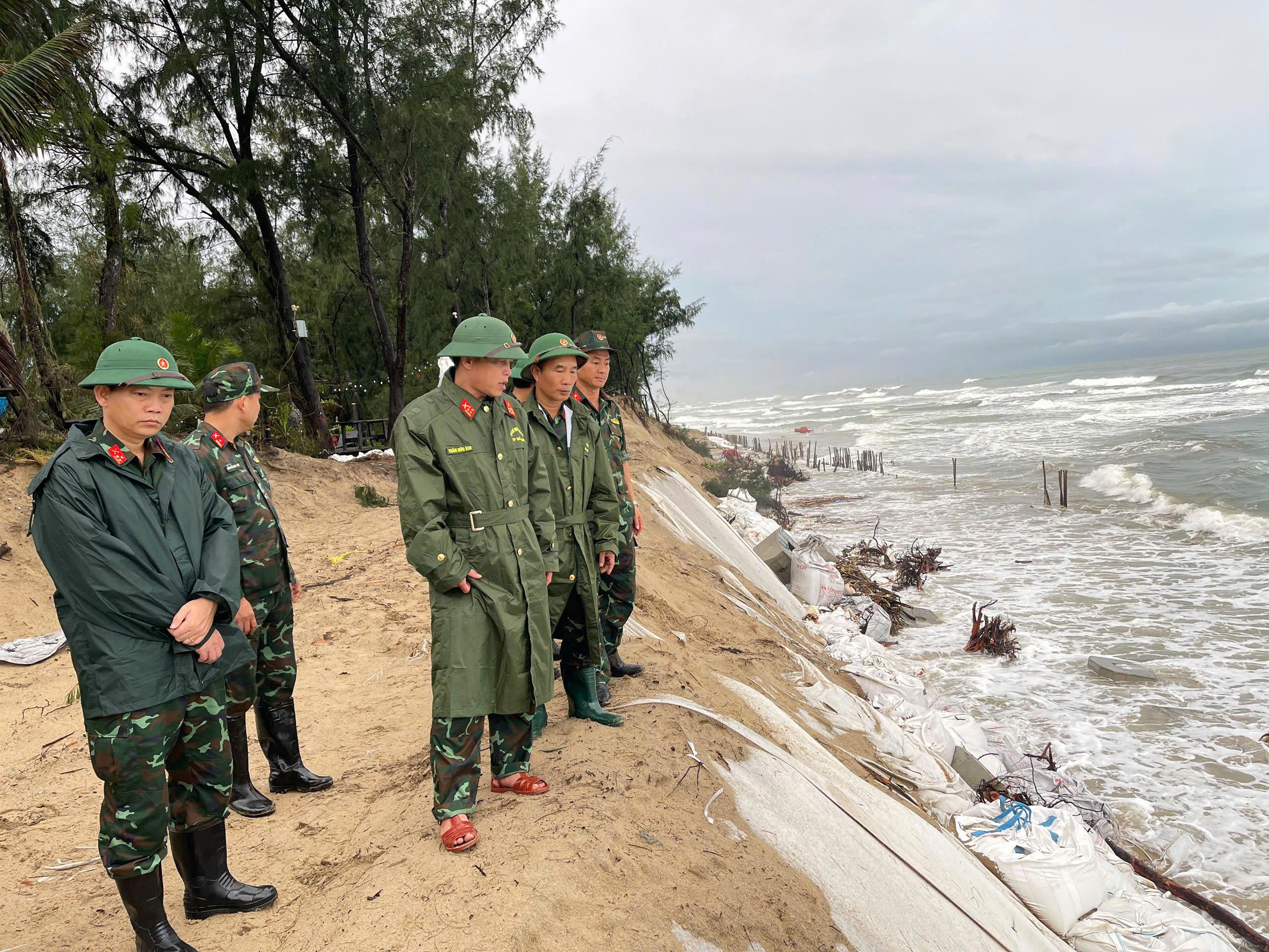 Lập sở chỉ huy quân sự ứng phó mưa lũ tại điểm nóng sạt biển ở Đà Nẵng- Ảnh 2. Lập sở chỉ huy quân sự ứng phó mưa lũ tại điểm nóng sạt biển ở Đà Nẵng- Ảnh 2.
