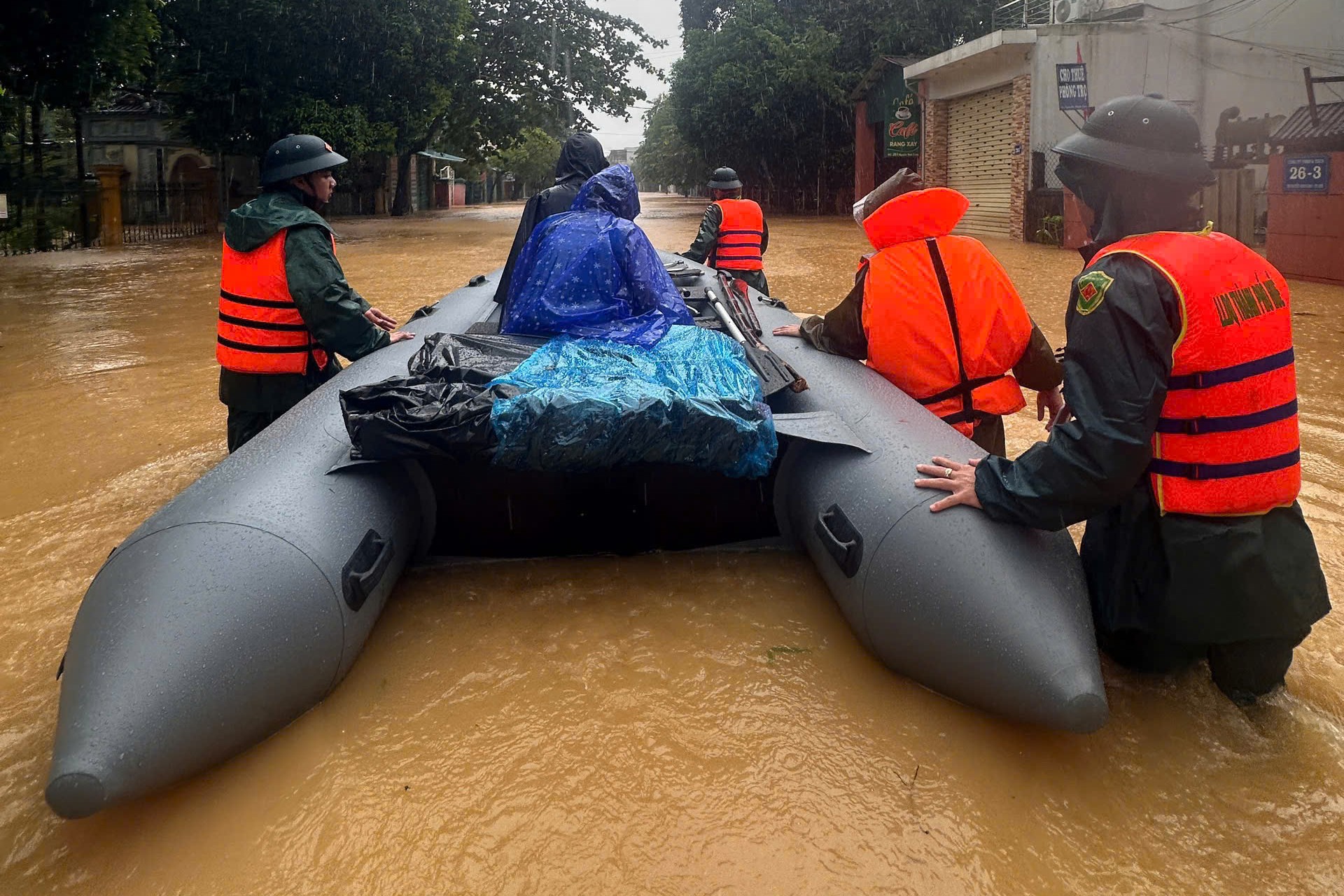 “Lũ chồng lũ” ở Huế, giao thông tê liệt, hơn 28.000 ngôi nhà chìm trong biển nước- Ảnh 12. “Lũ chồng lũ” ở Huế, giao thông tê liệt, hơn 28.000 ngôi nhà chìm trong biển nước- Ảnh 12.