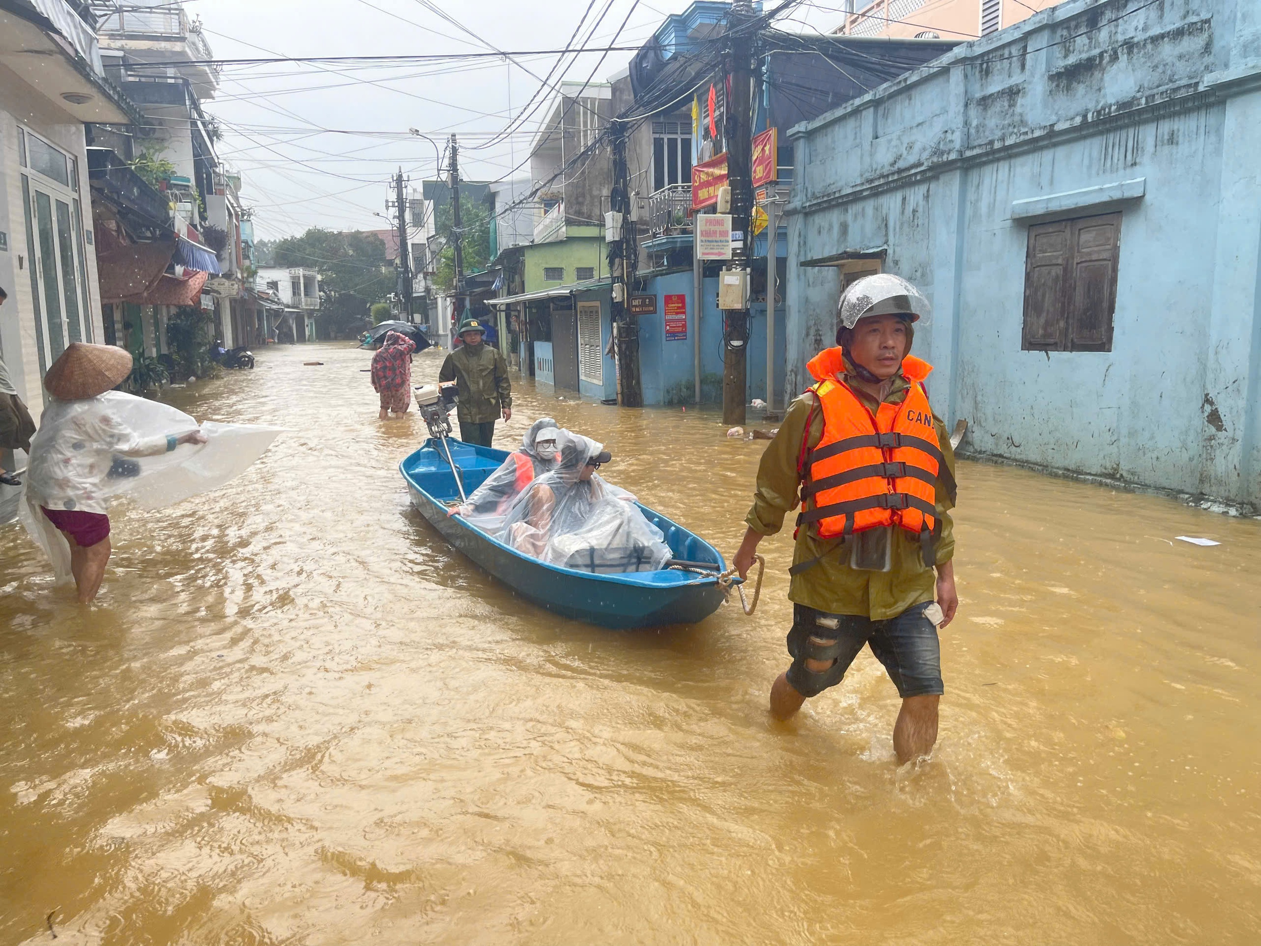 “Lũ chồng lũ” ở Huế, giao thông tê liệt, hơn 28.000 ngôi nhà chìm trong biển nước- Ảnh 14. “Lũ chồng lũ” ở Huế, giao thông tê liệt, hơn 28.000 ngôi nhà chìm trong biển nước- Ảnh 14.